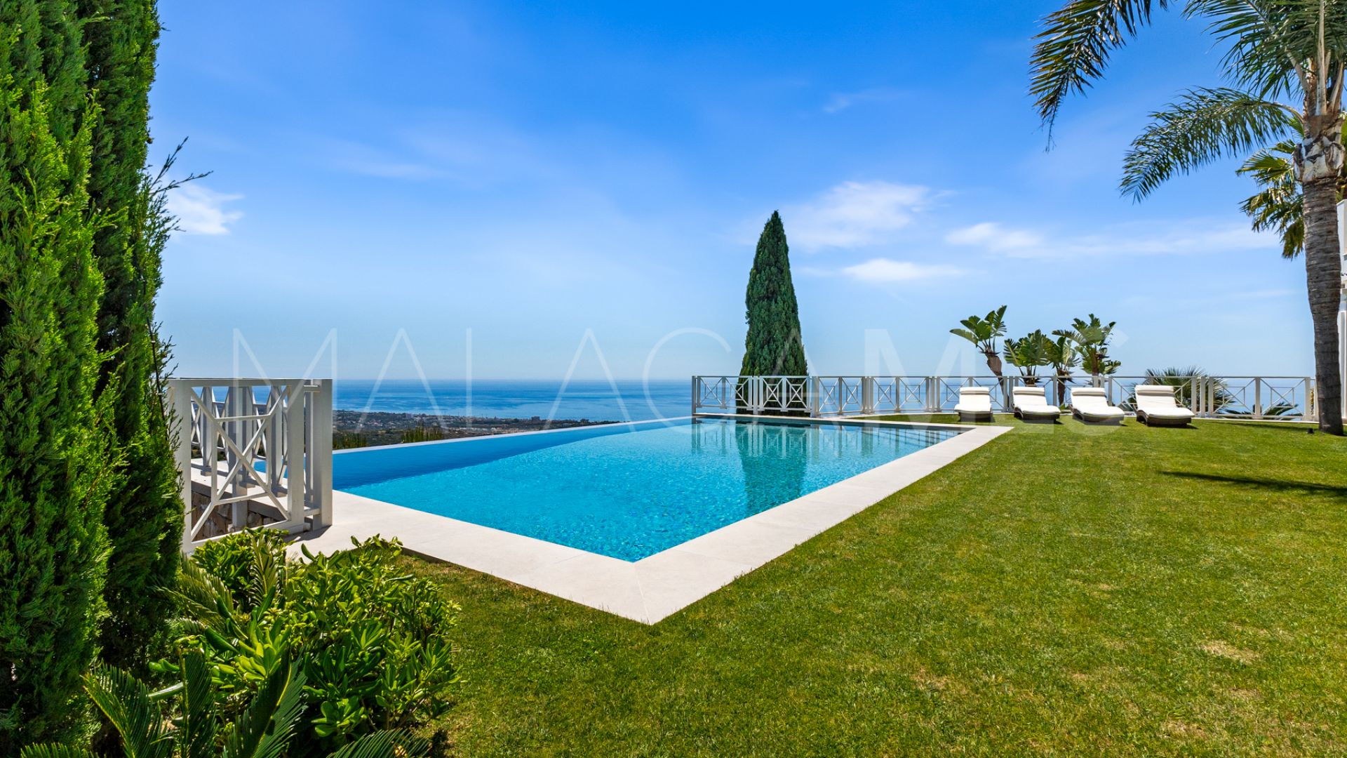 Villa for sale in Los Altos de los Monteros