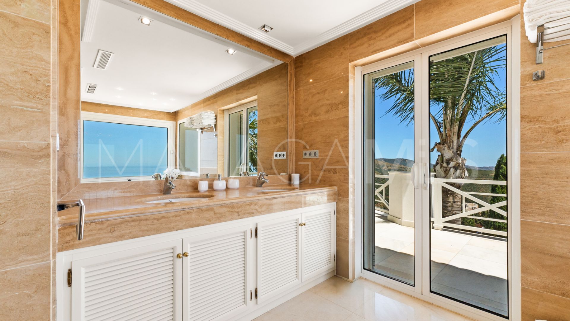 Villa for sale in Los Altos de los Monteros
