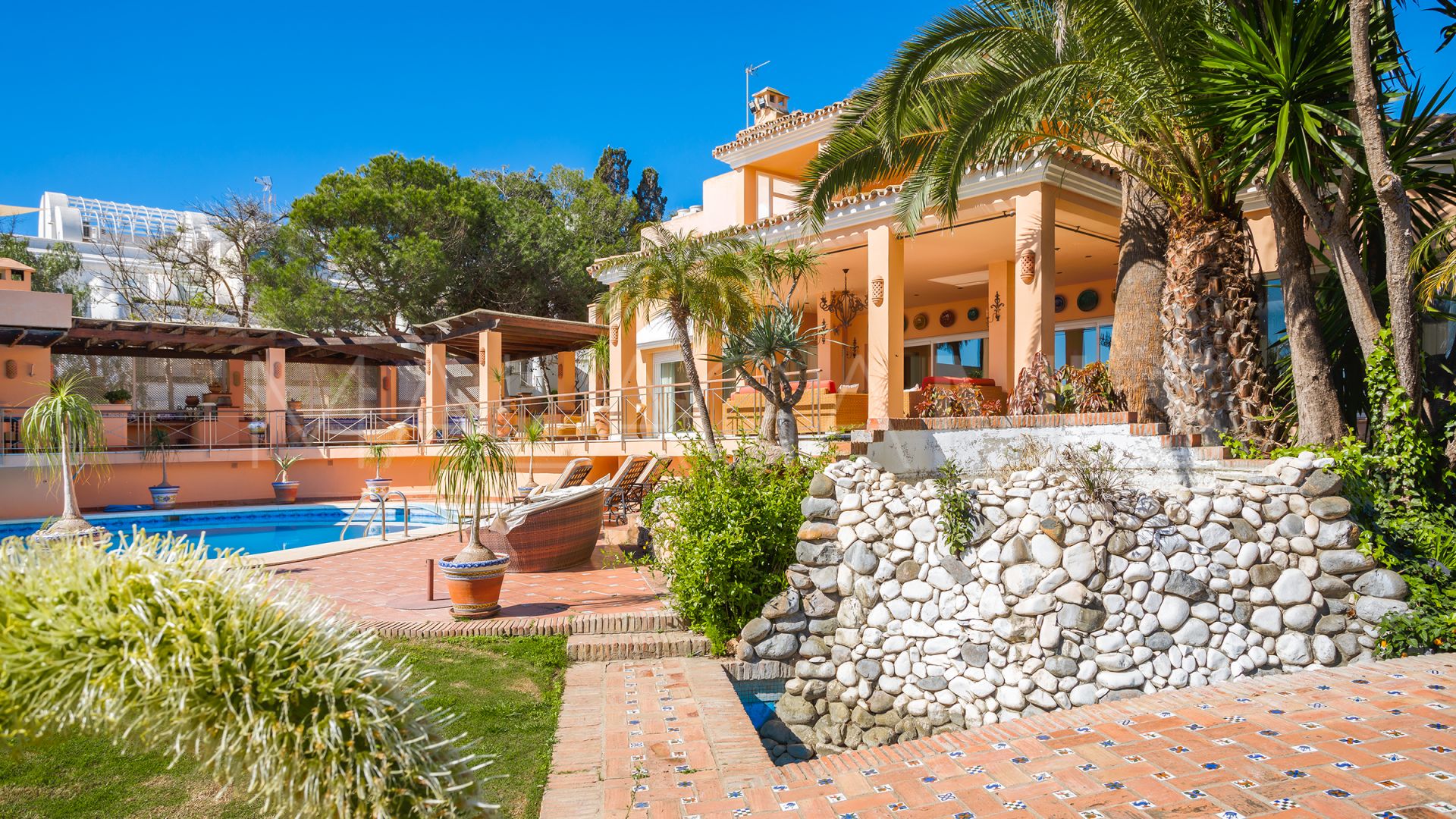 Villa for sale in New Golden Mile
