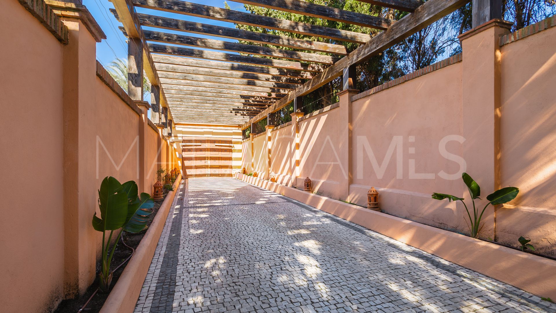 Villa for sale in New Golden Mile