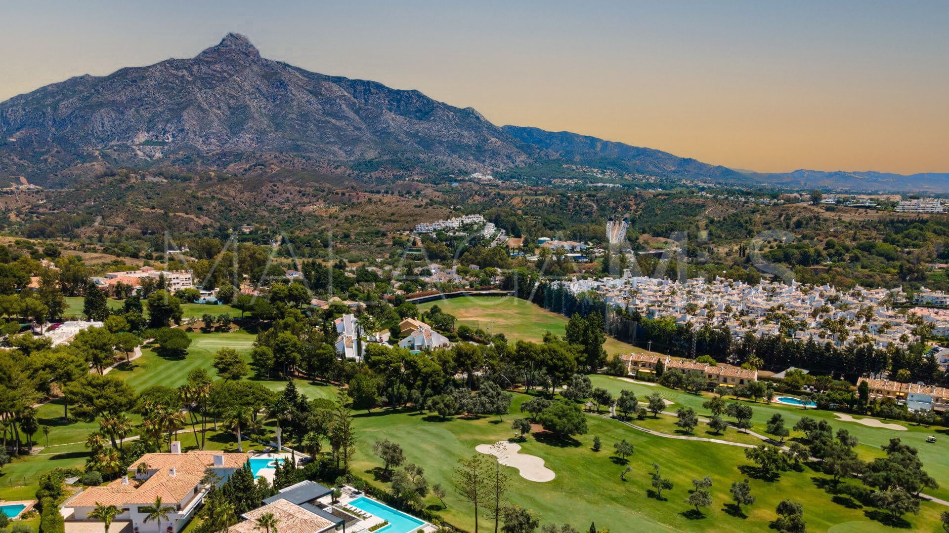5 bedrooms villa in Nueva Andalucia for sale