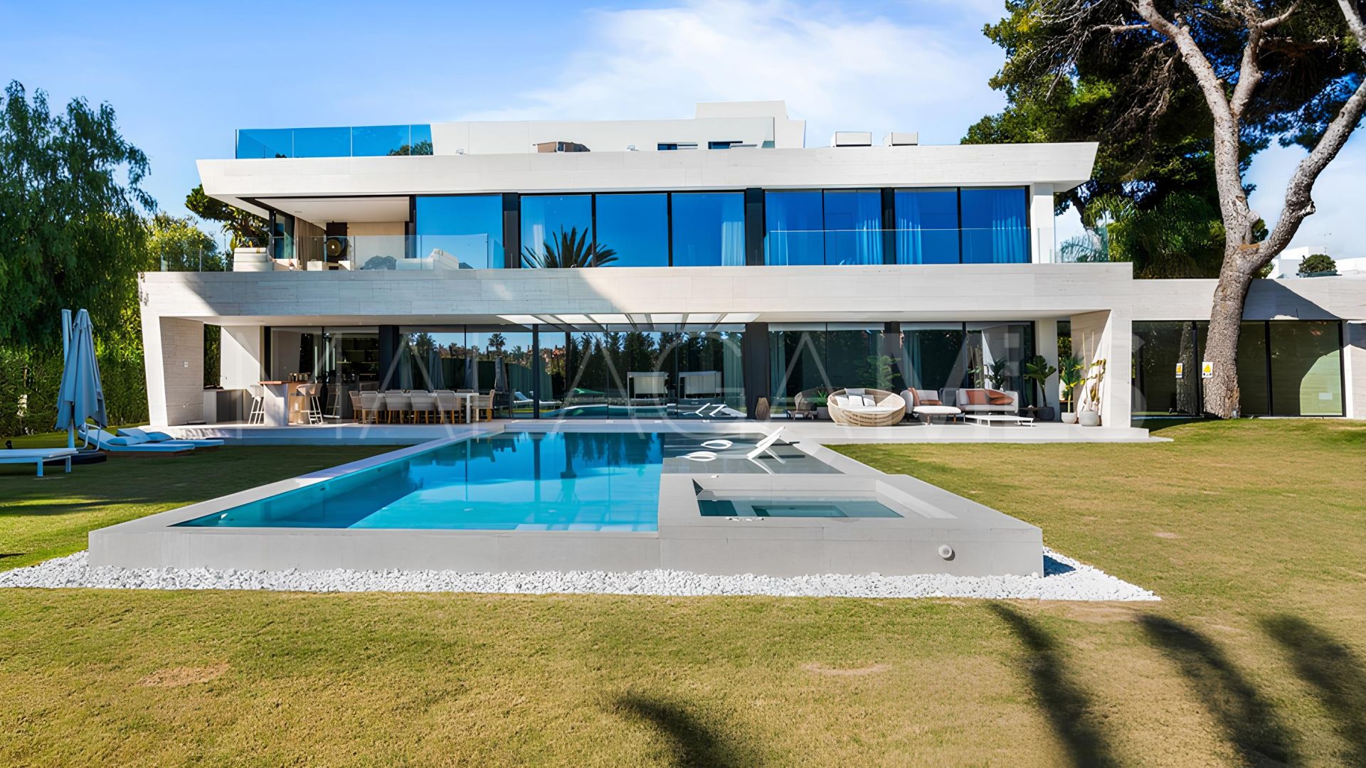For sale villa in Los Monteros Playa with 6 bedrooms