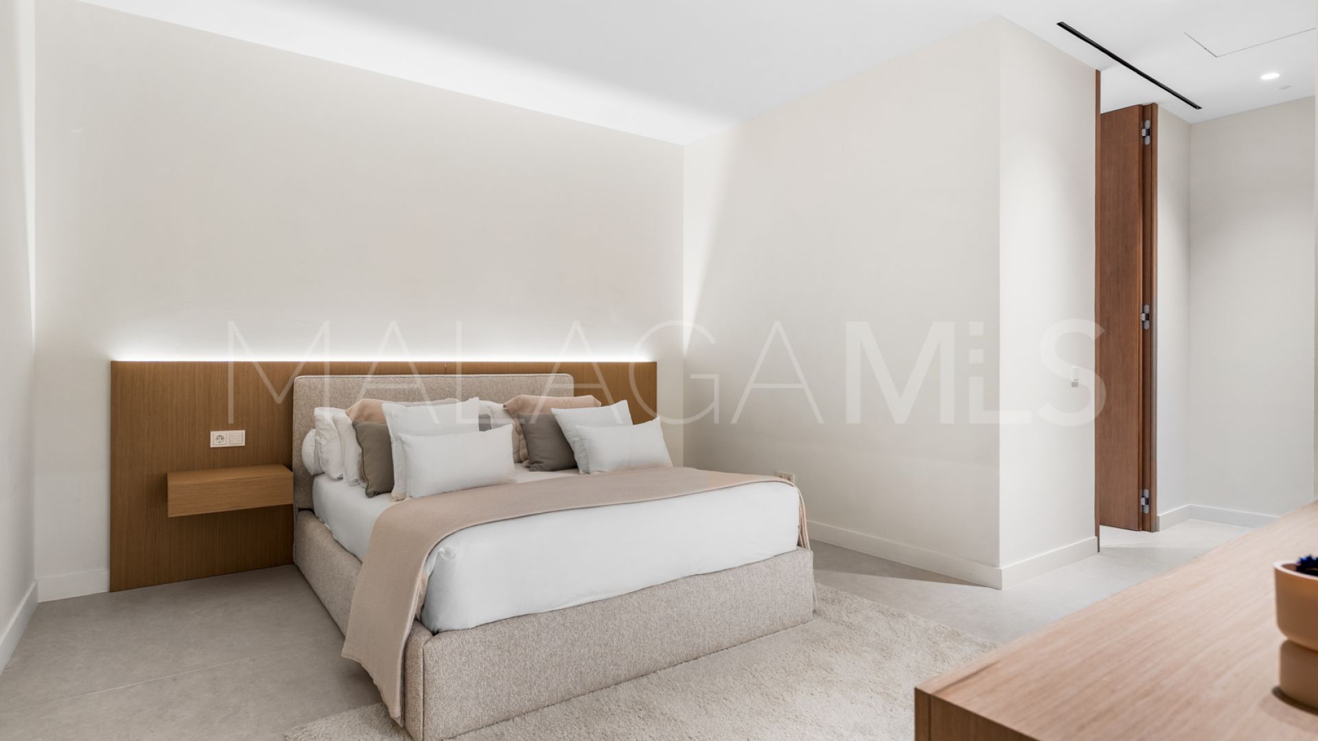 For sale villa in Los Monteros Playa with 6 bedrooms