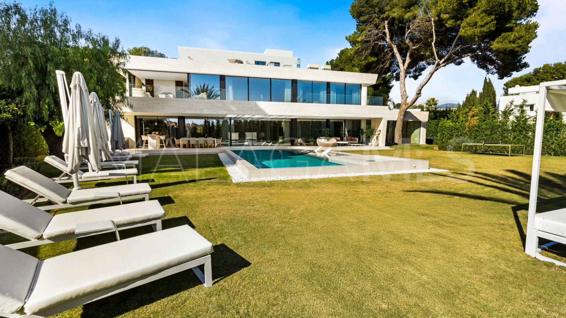 For sale villa in Los Monteros Playa with 6 bedrooms