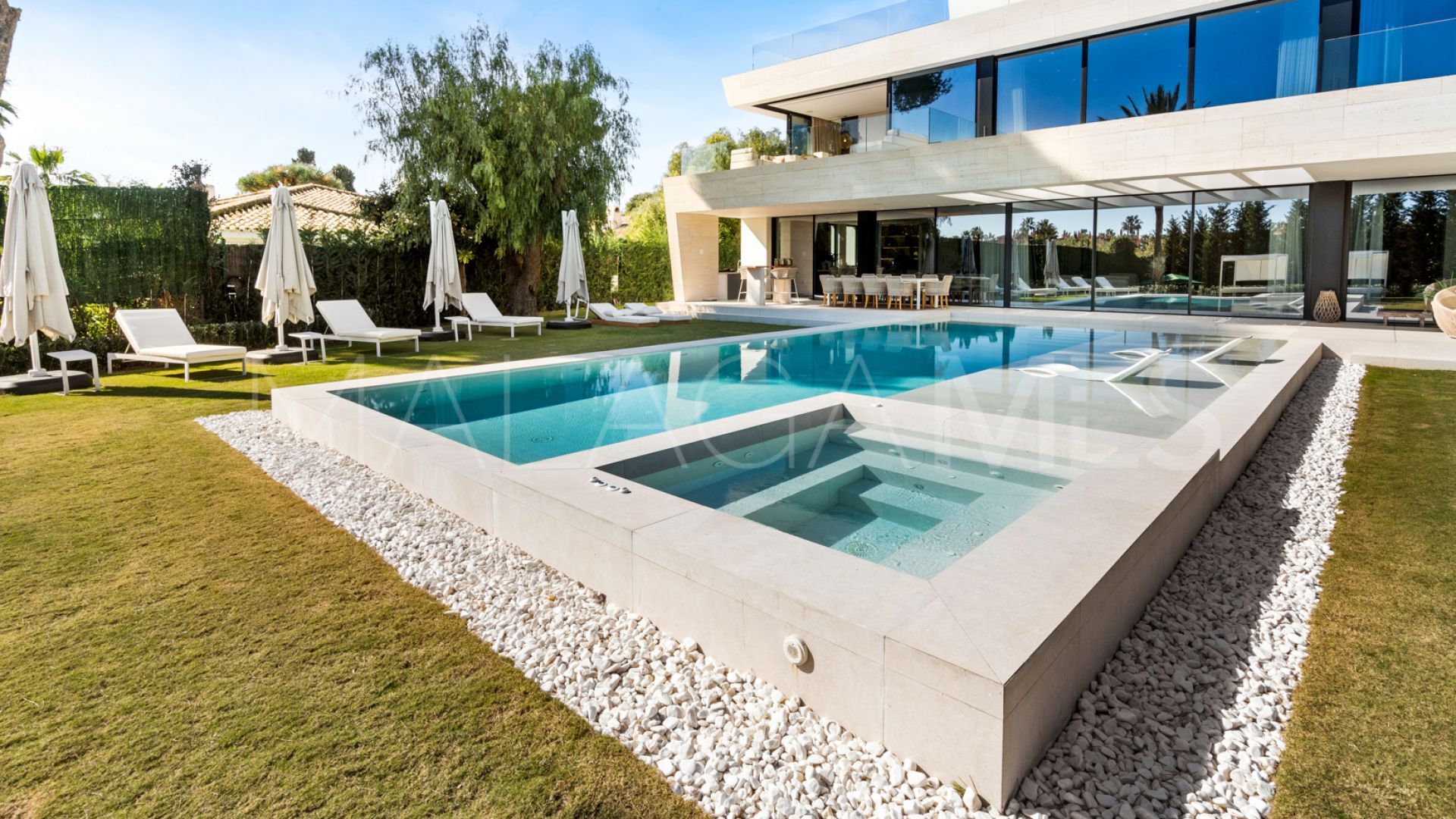 For sale villa in Los Monteros Playa with 6 bedrooms