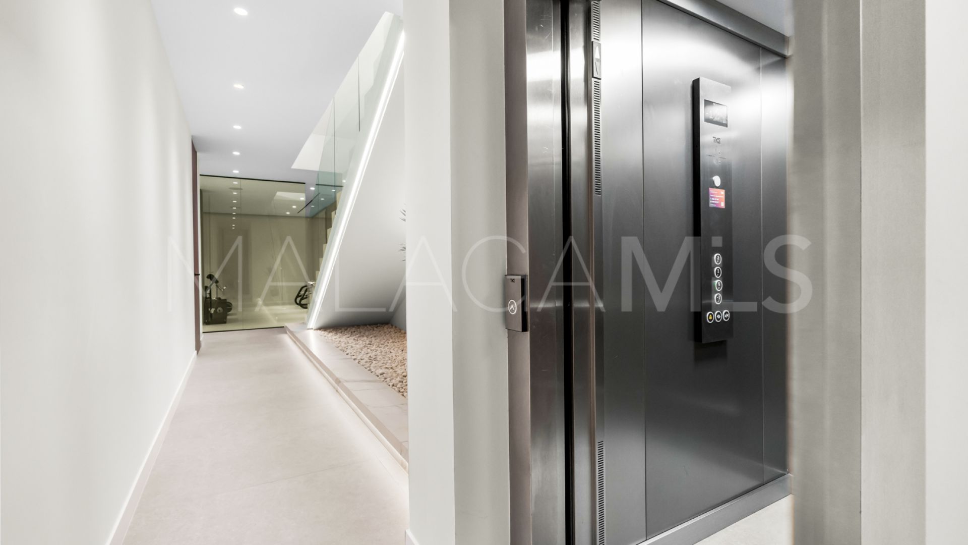 For sale villa in Los Monteros Playa with 6 bedrooms