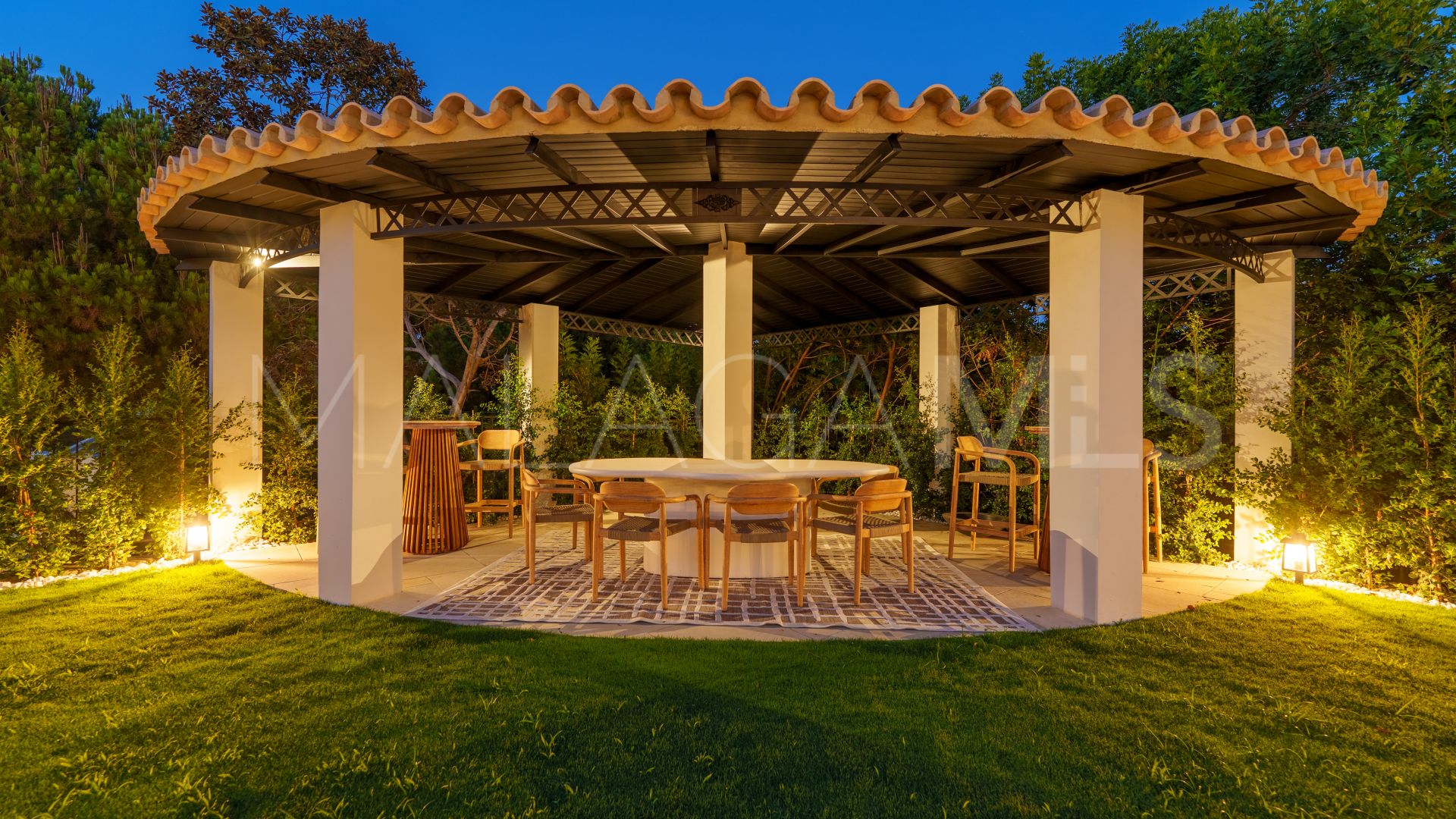 Villa for sale in Nueva Andalucia