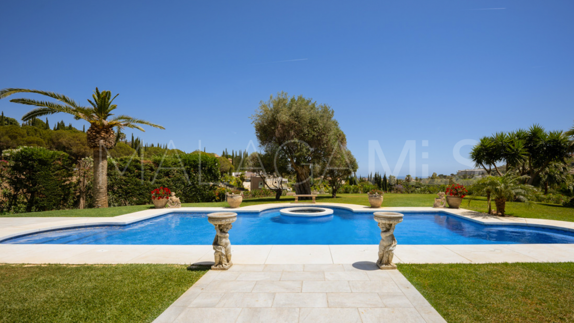 Villa with 7 bedrooms for sale in Nueva Andalucia
