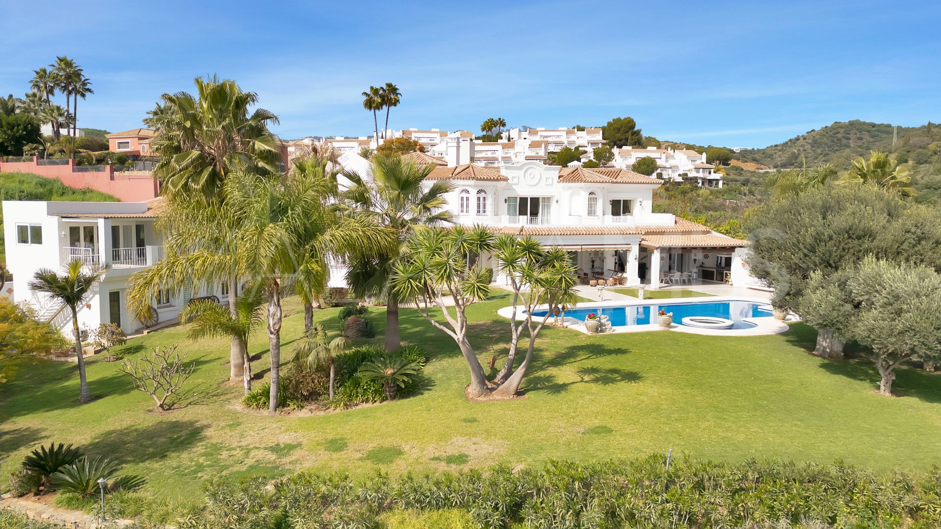 Villa with 7 bedrooms for sale in Nueva Andalucia