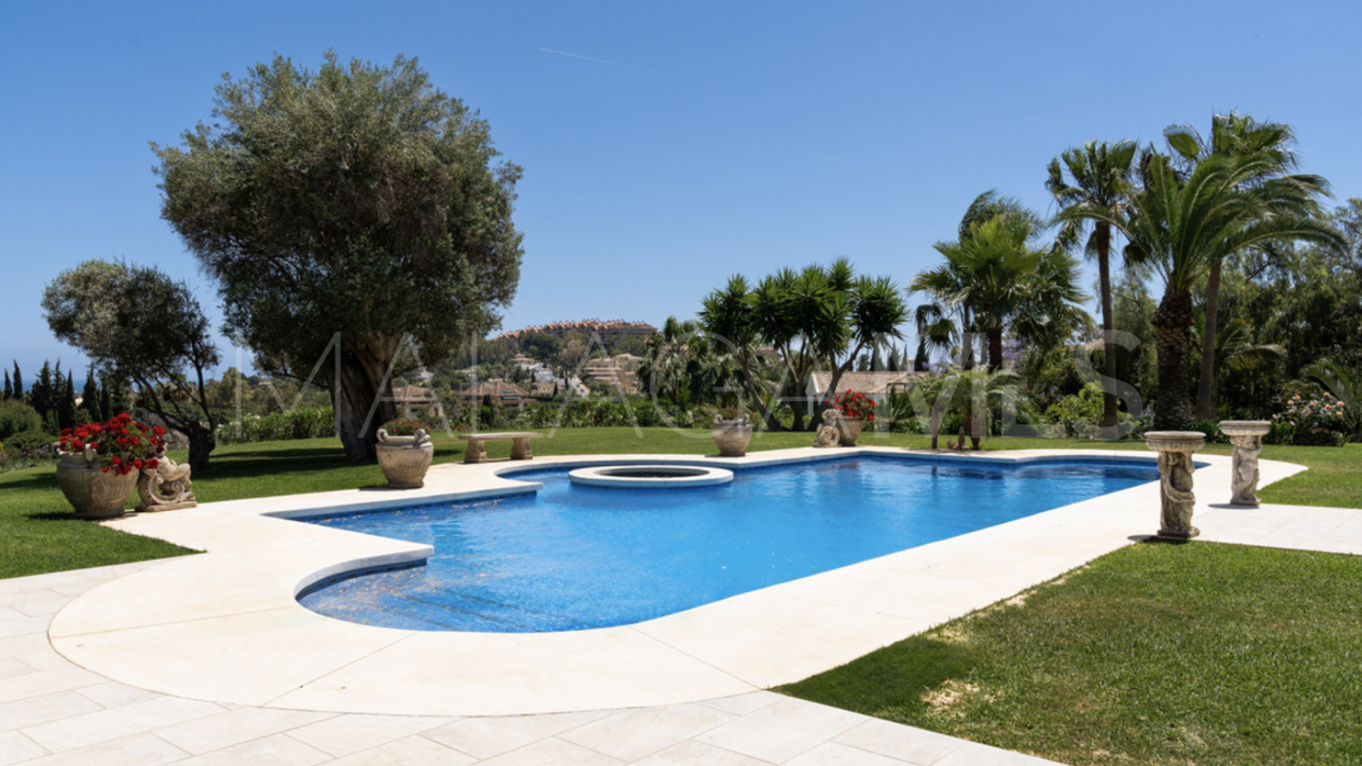 Villa with 7 bedrooms for sale in Nueva Andalucia