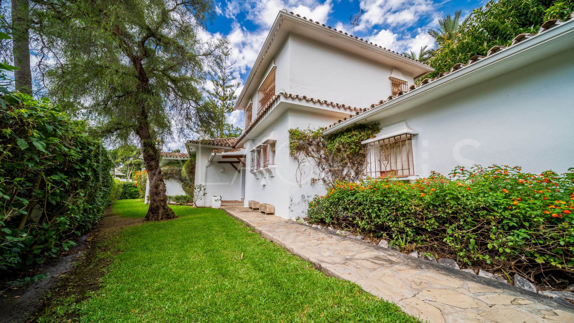 Buy Guadalmina Alta villa with 5 bedrooms