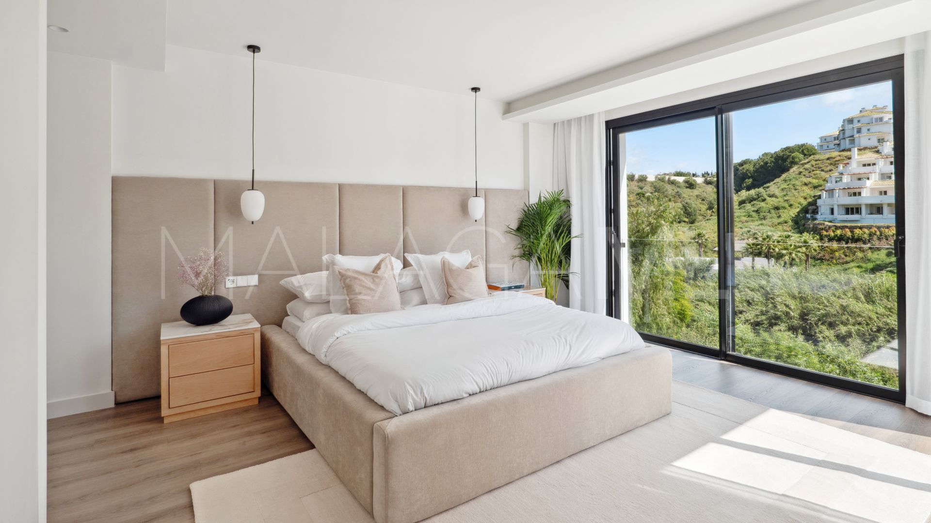 Villa for sale in Nueva Andalucia