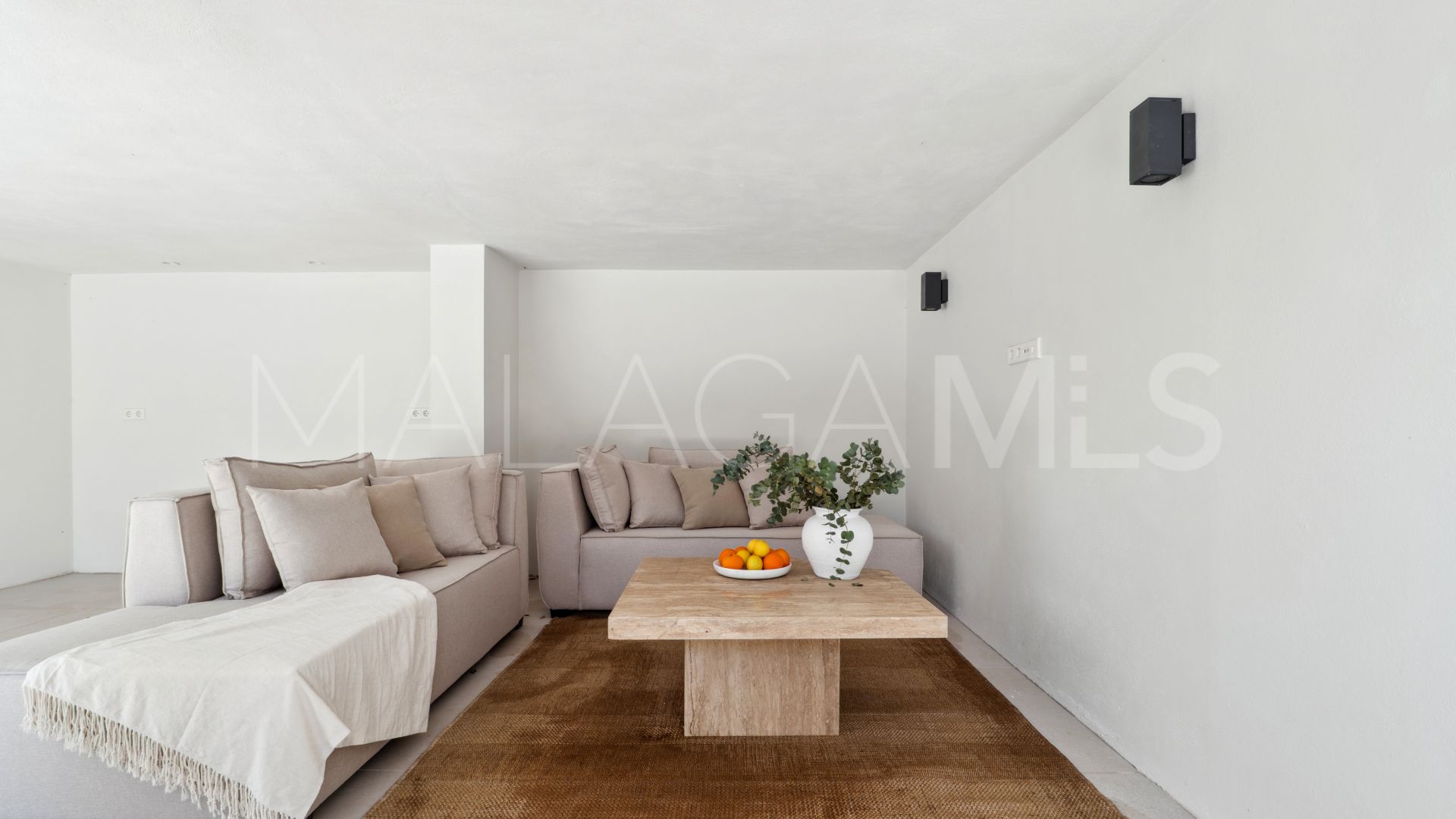 Villa for sale in Nueva Andalucia