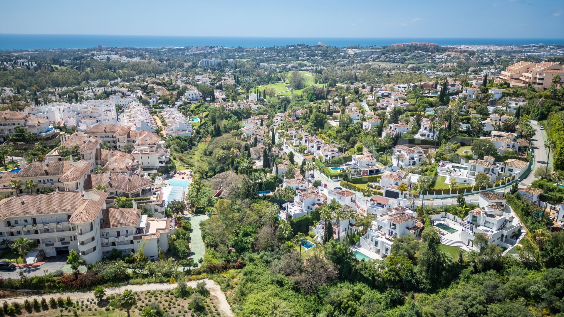 Villa for sale in Nueva Andalucia
