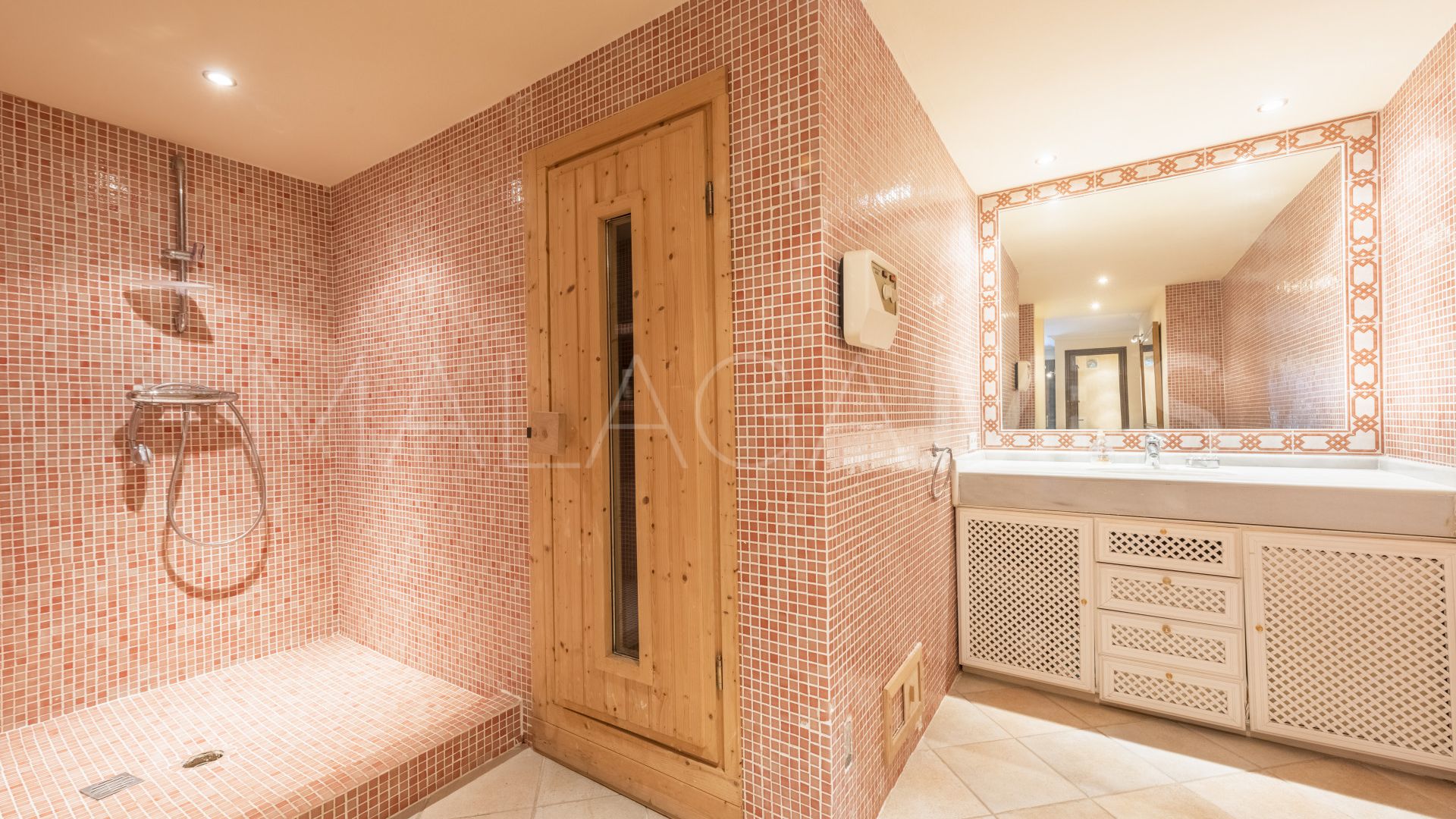 Villa for sale in Las Brisas