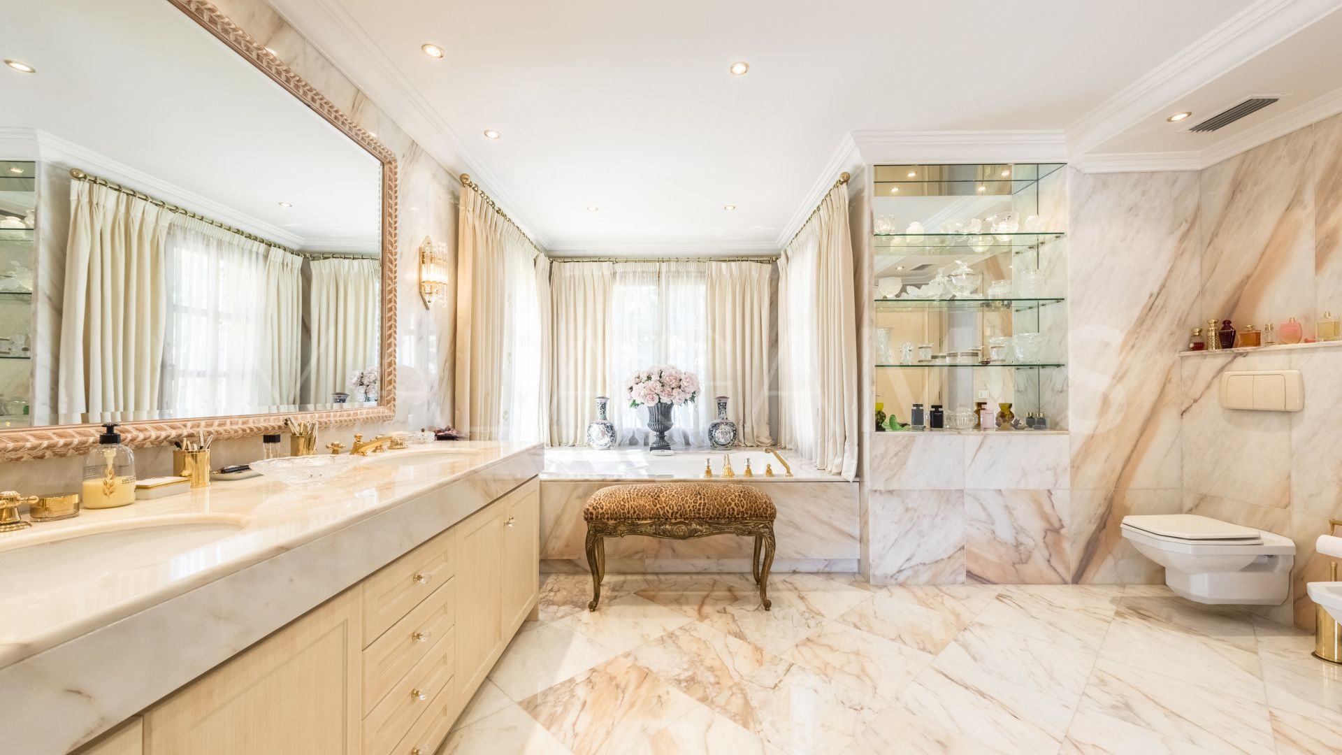 Villa for sale in Las Brisas