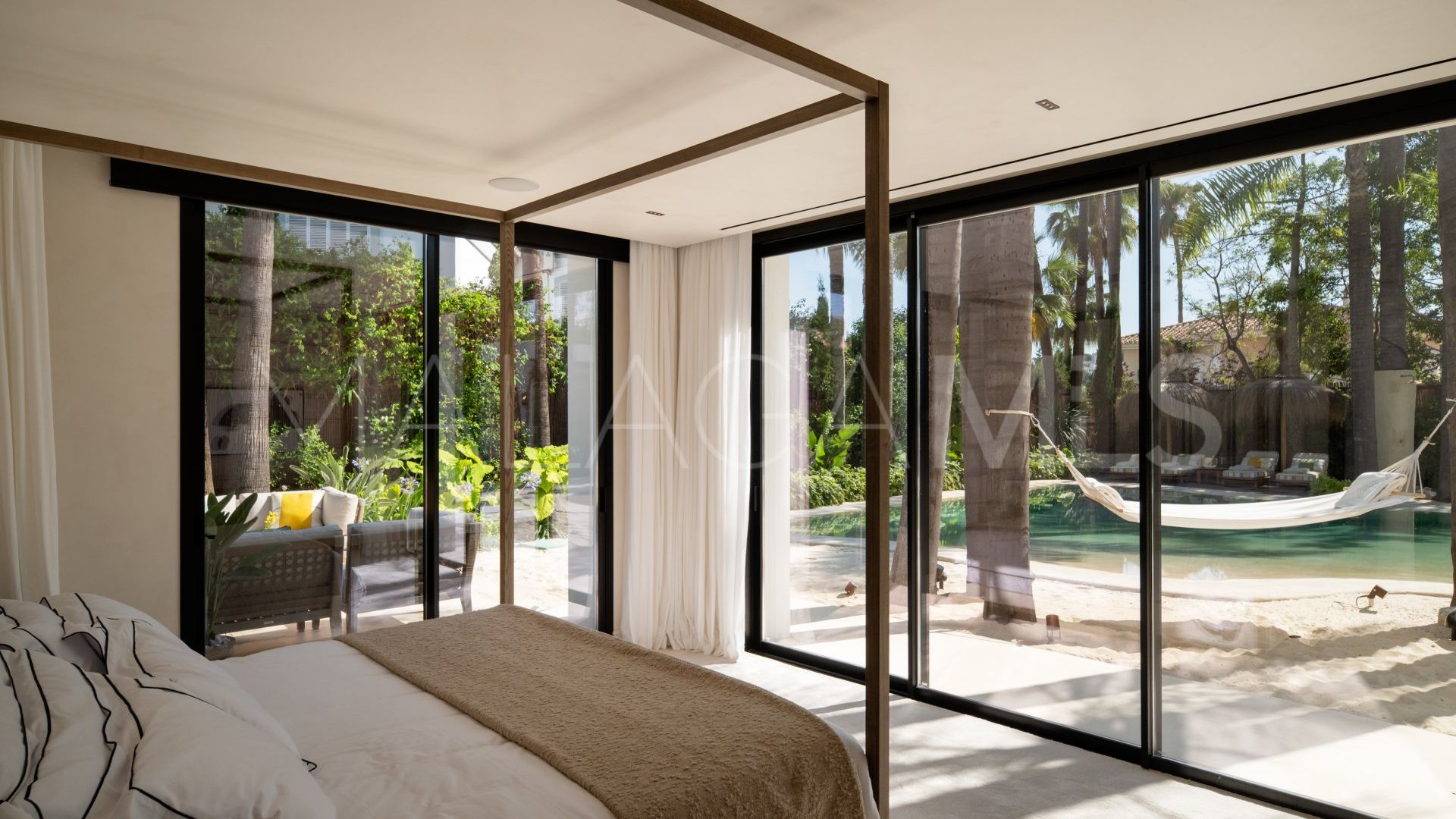 For sale 6 bedrooms villa in Aloha Gardens