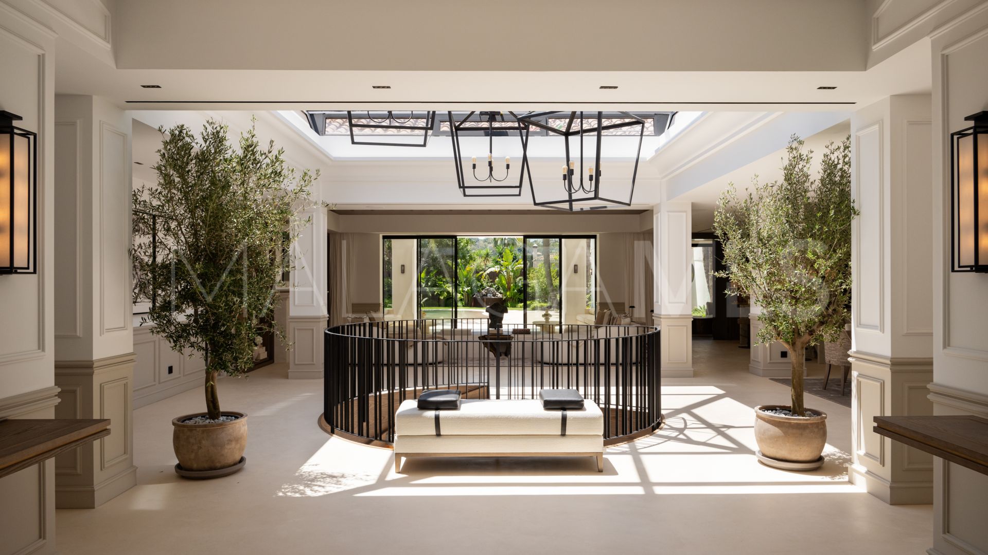 For sale 6 bedrooms villa in Aloha Gardens