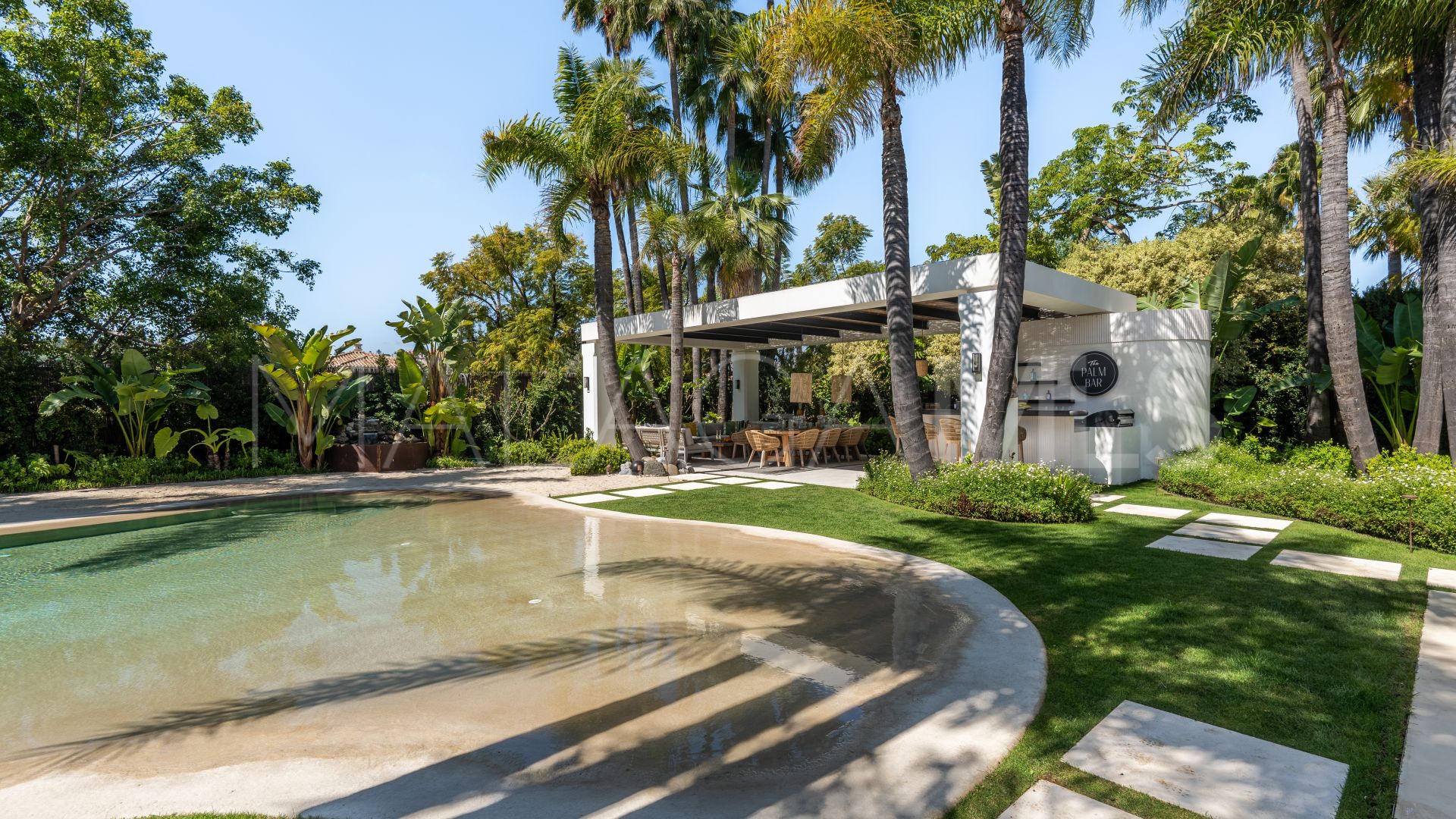 For sale 6 bedrooms villa in Aloha Gardens