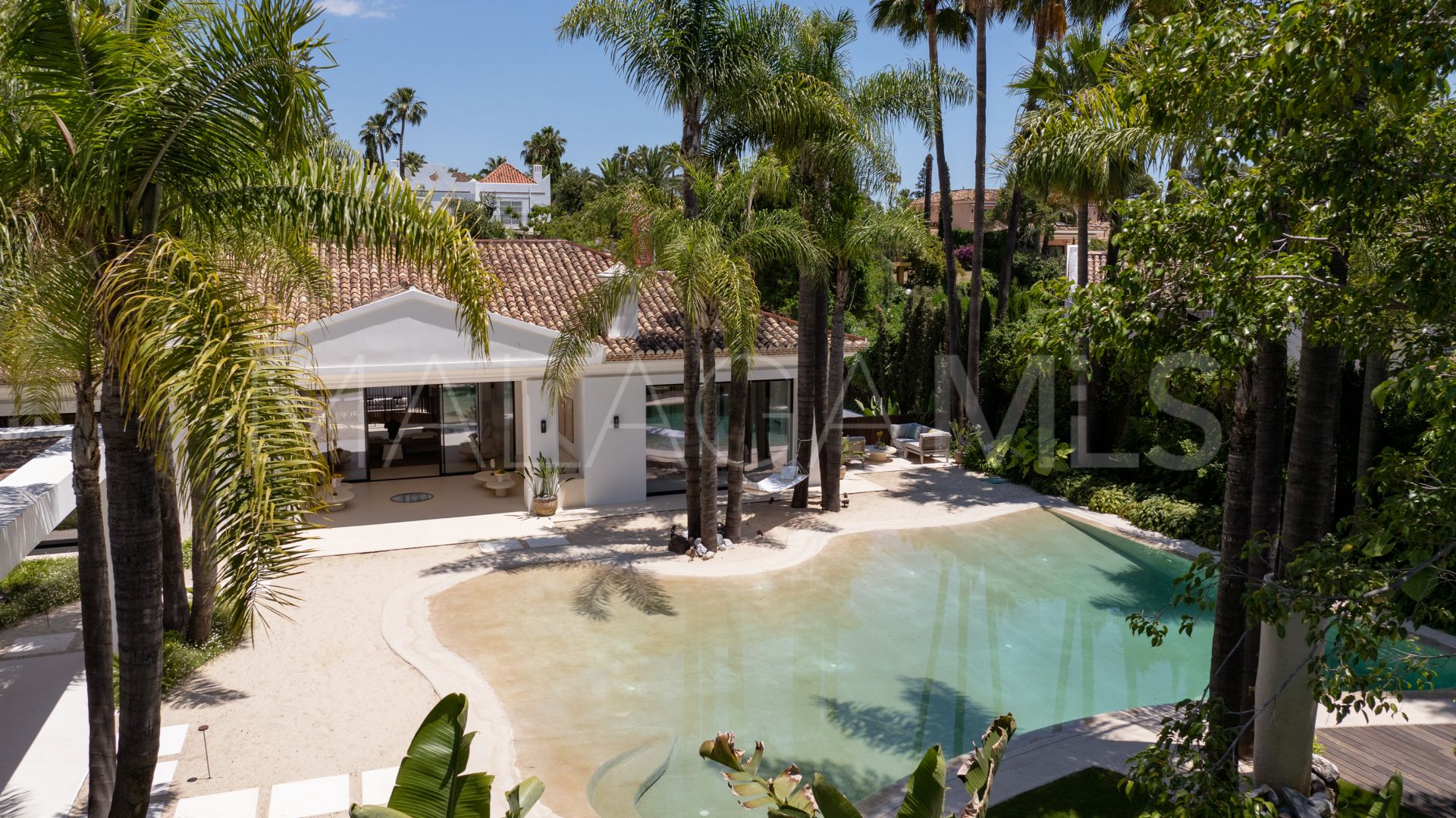 For sale 6 bedrooms villa in Aloha Gardens