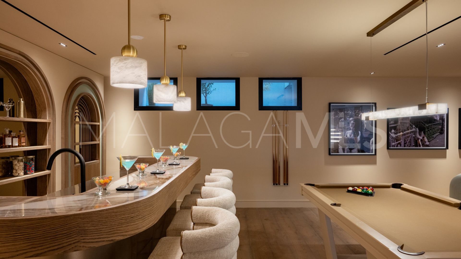 For sale 6 bedrooms villa in Aloha Gardens