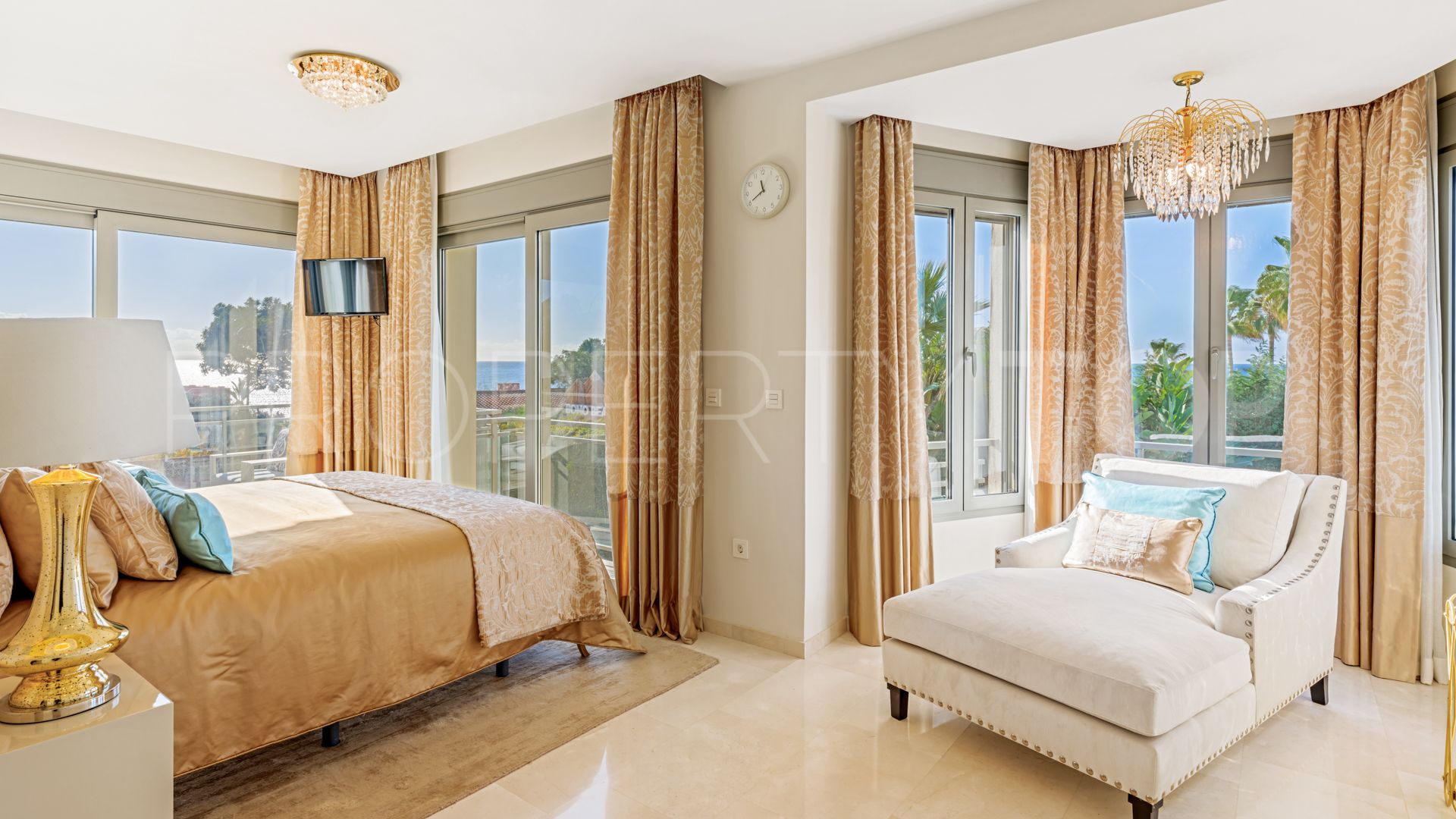 Comprar villa de 5 dormitorios en Marbella Este