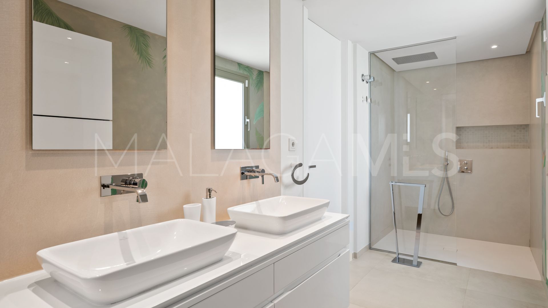 Lägenhet for sale in 9 Lions Residences
