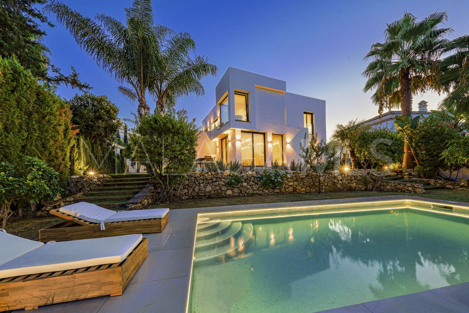 Buy villa in Nueva Andalucia