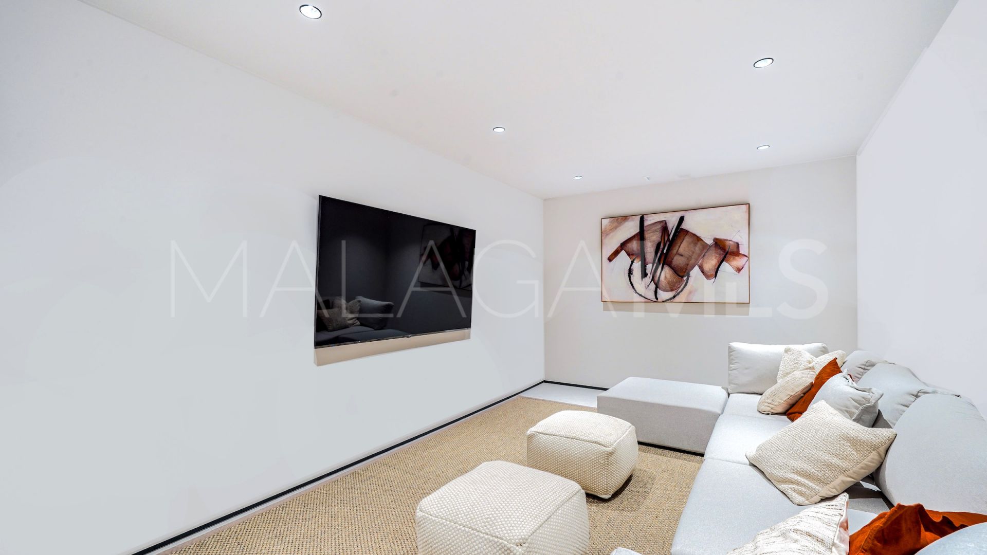 Buy villa in Nueva Andalucia