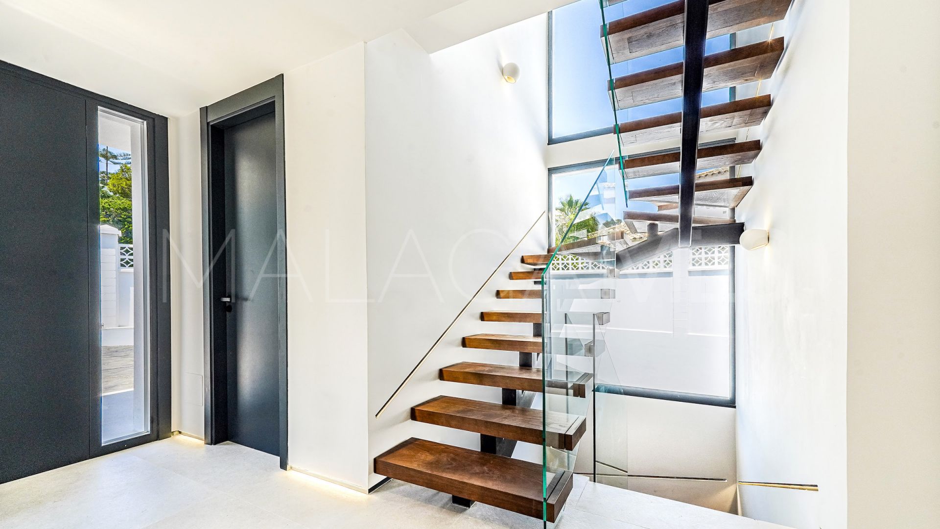 Buy villa in Nueva Andalucia