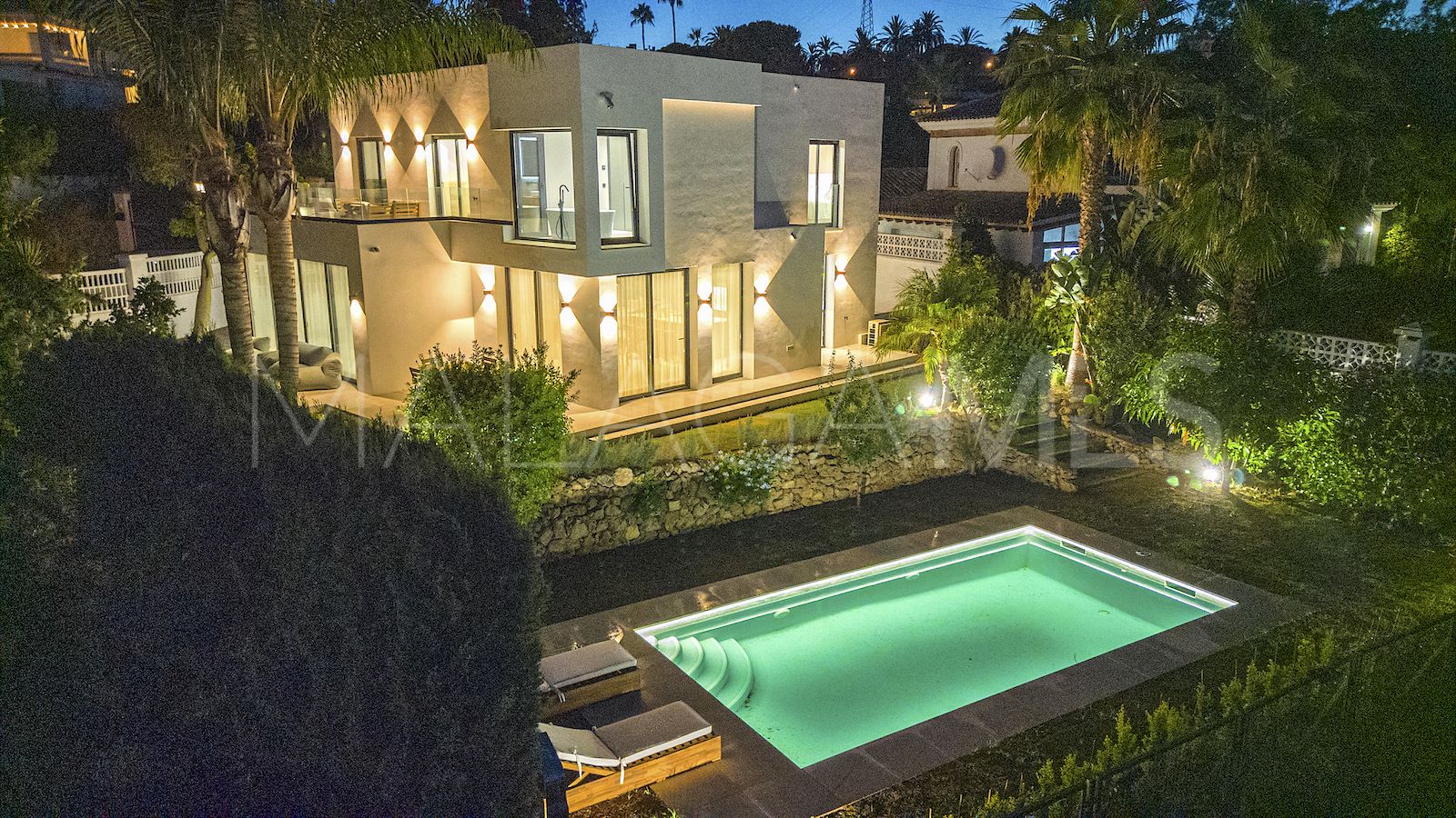 Buy villa in Nueva Andalucia