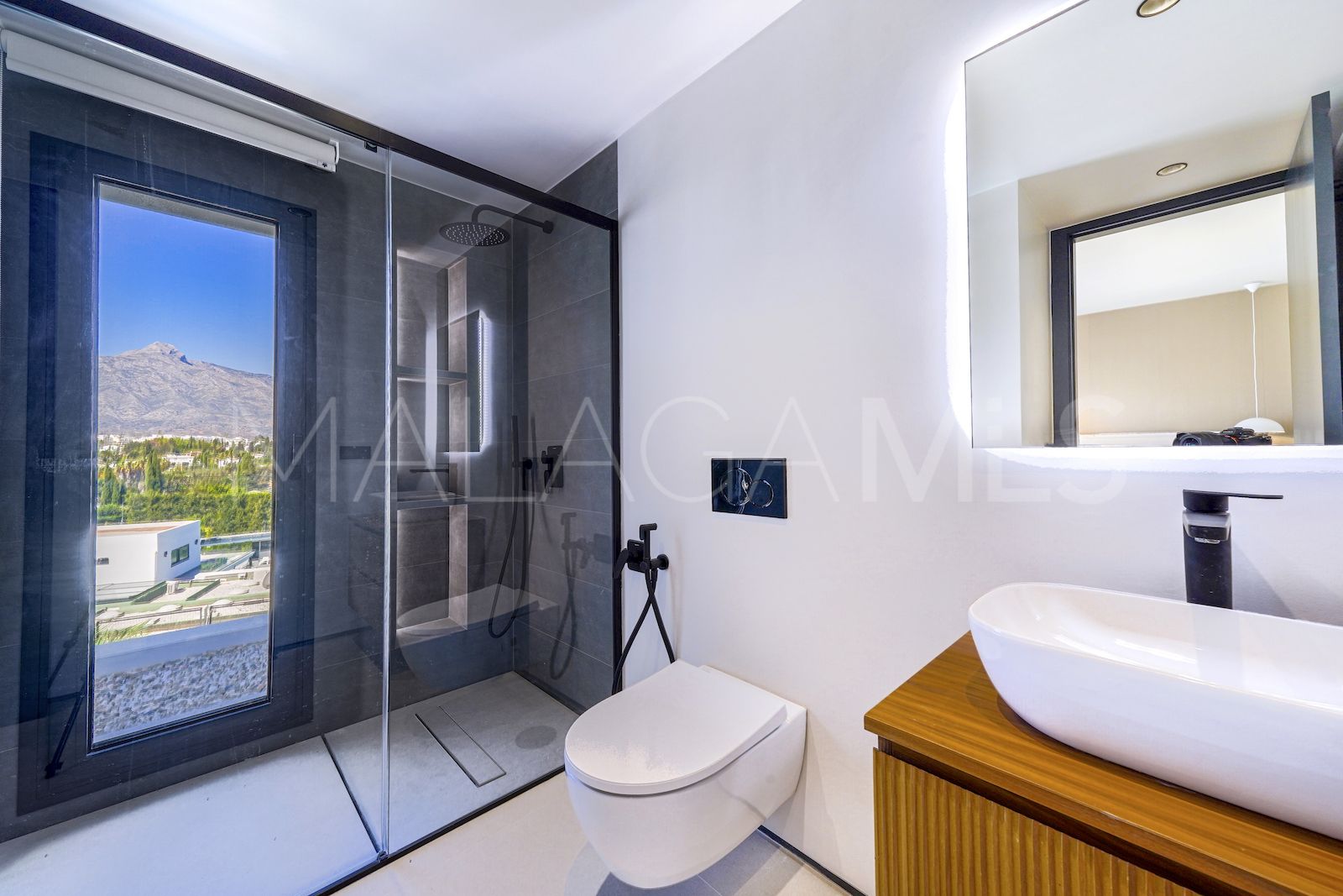Buy villa in Nueva Andalucia