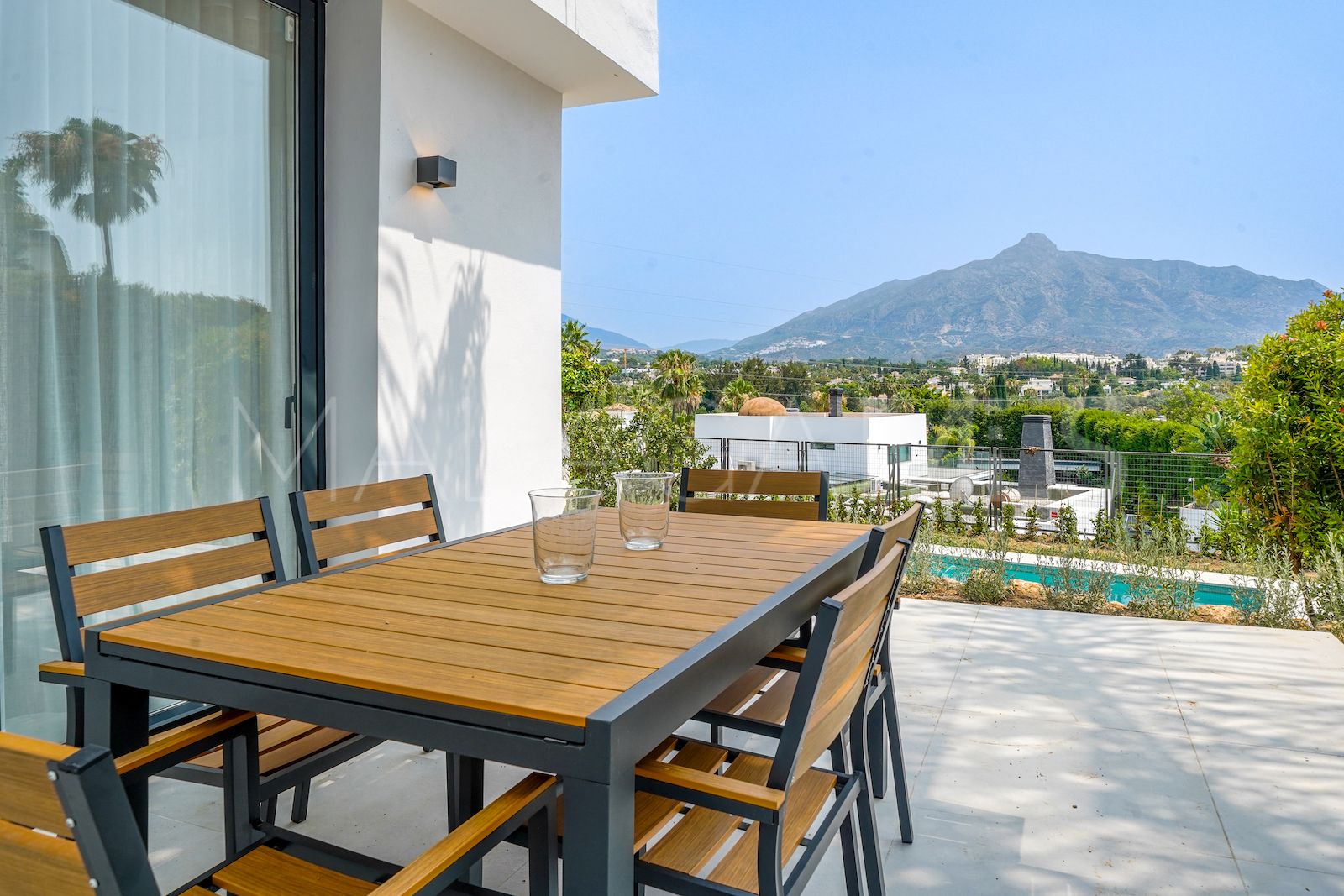 Buy villa in Nueva Andalucia