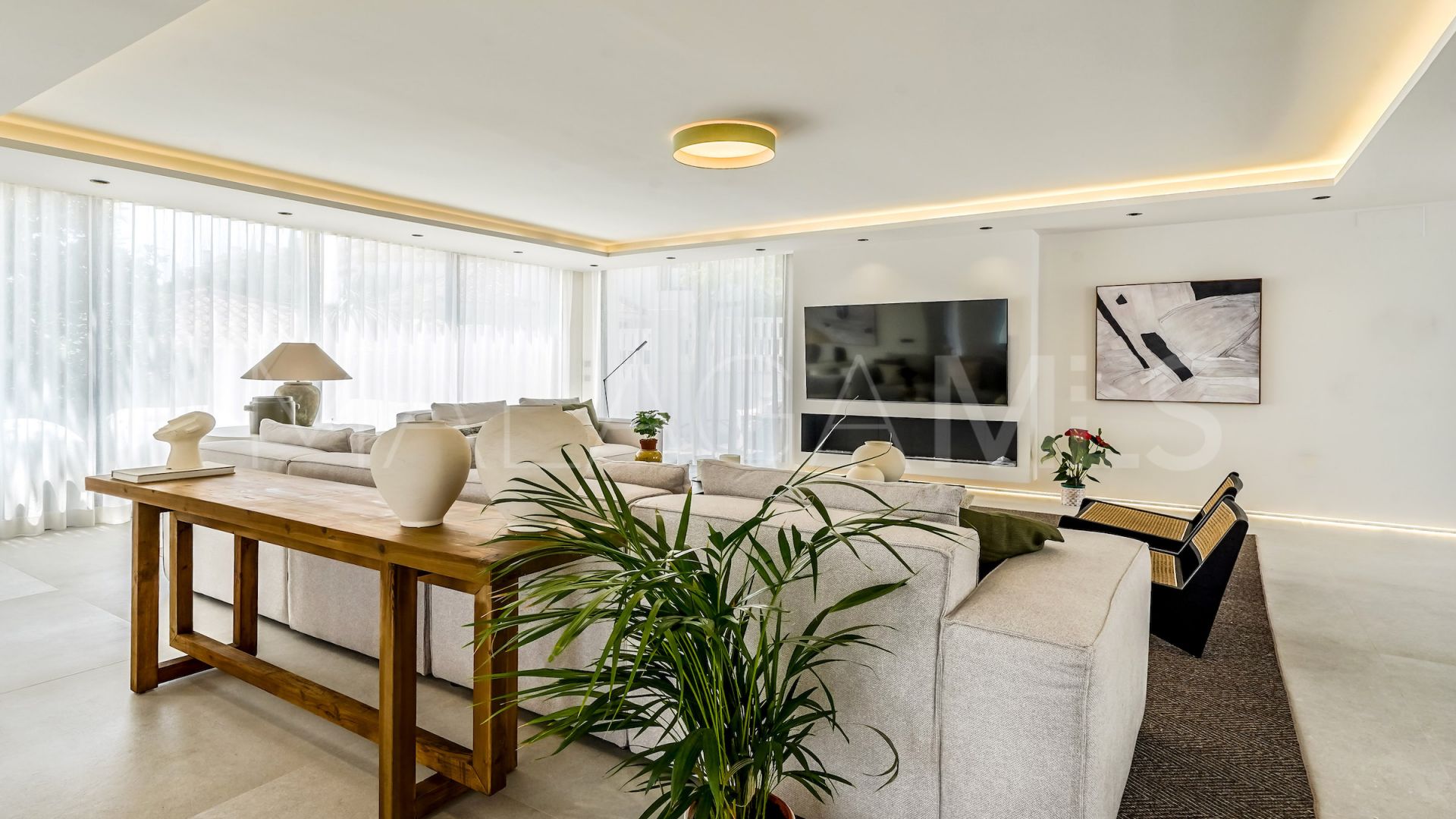 Buy villa in Nueva Andalucia