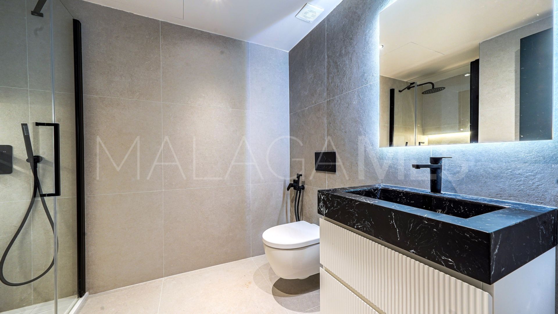 Buy villa in Nueva Andalucia