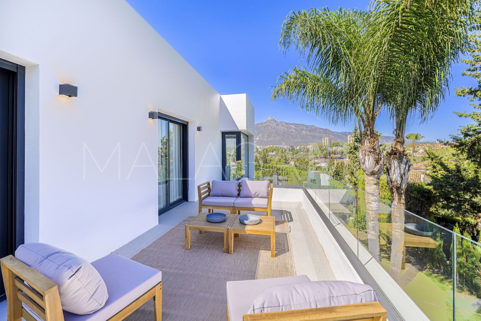 Buy villa in Nueva Andalucia