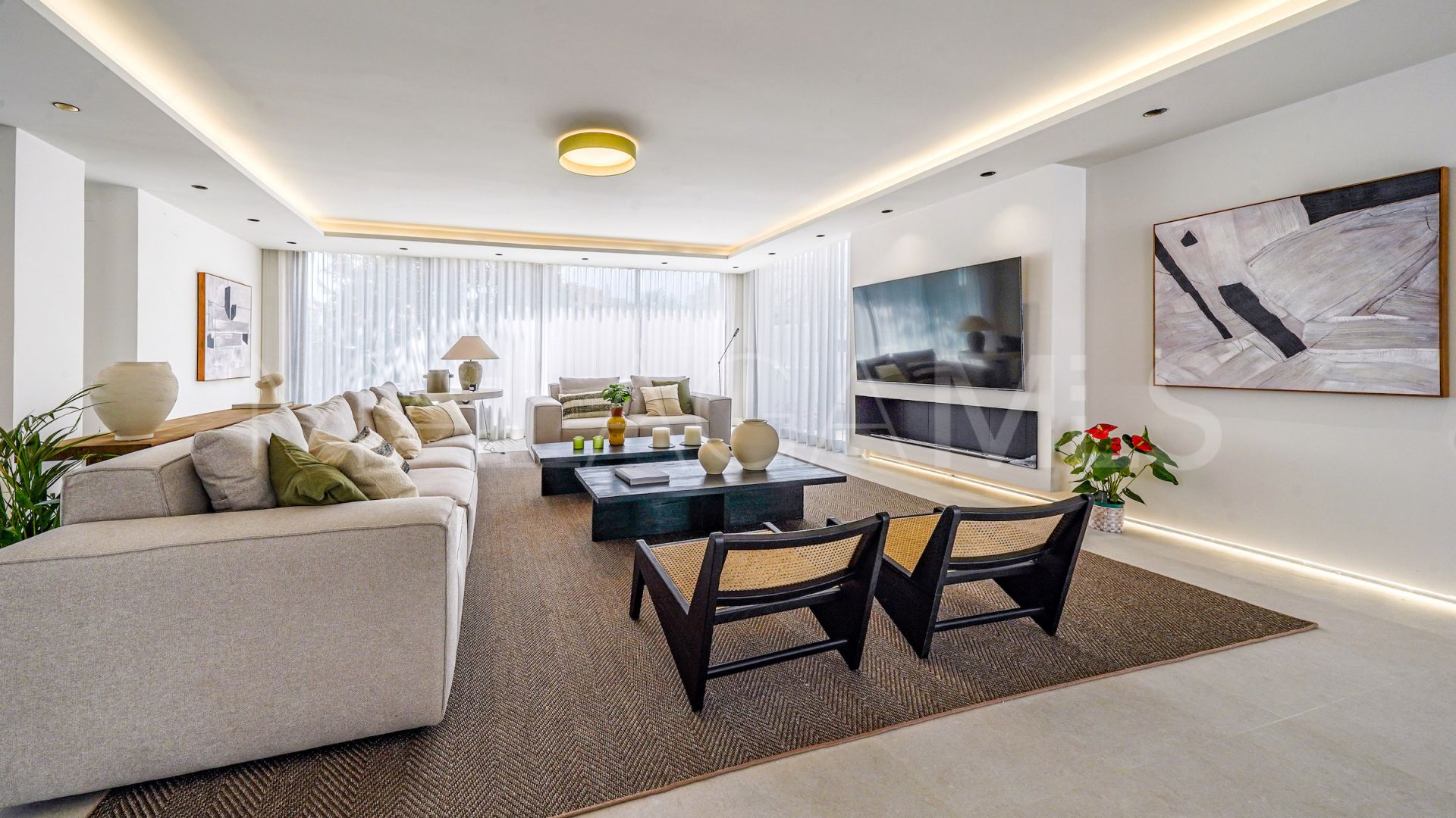 Buy villa in Nueva Andalucia