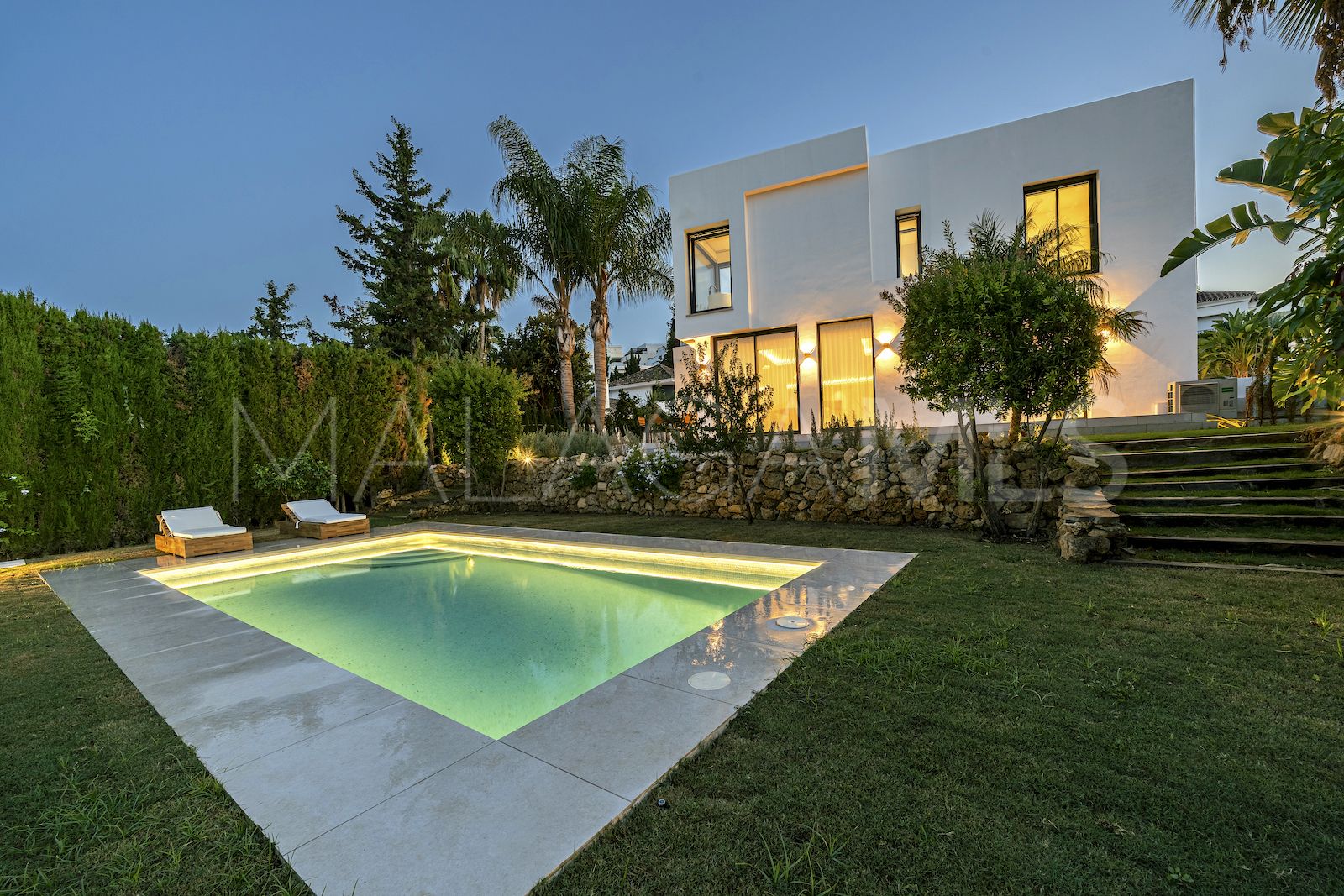 Buy villa in Nueva Andalucia