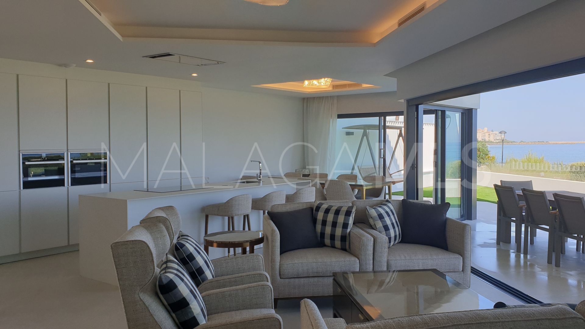 For sale Estepona town house with 3 bedrooms