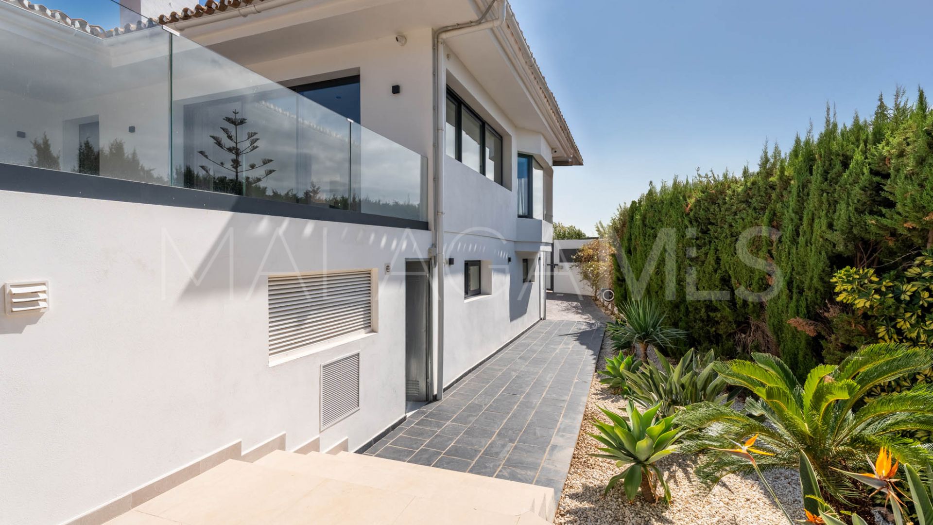 Villa for sale in Elviria