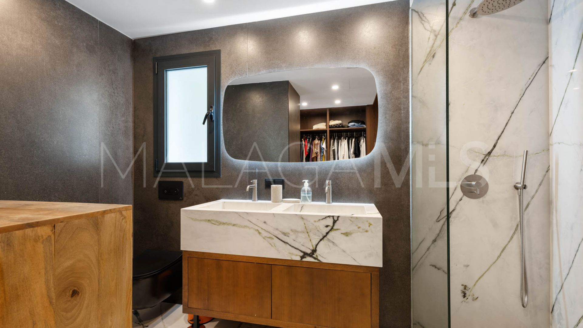 Villa for sale in Elviria