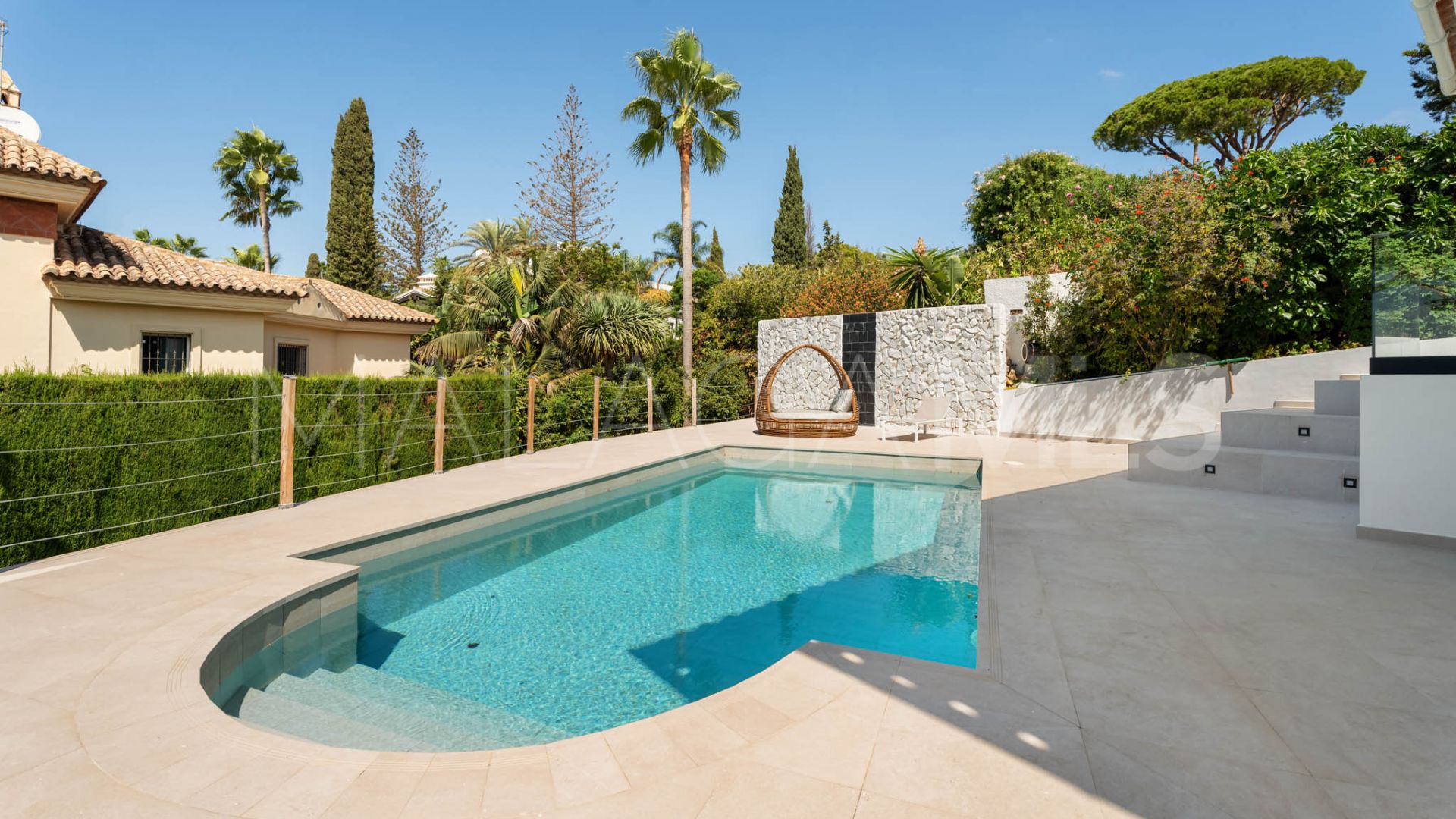 Villa for sale in Elviria