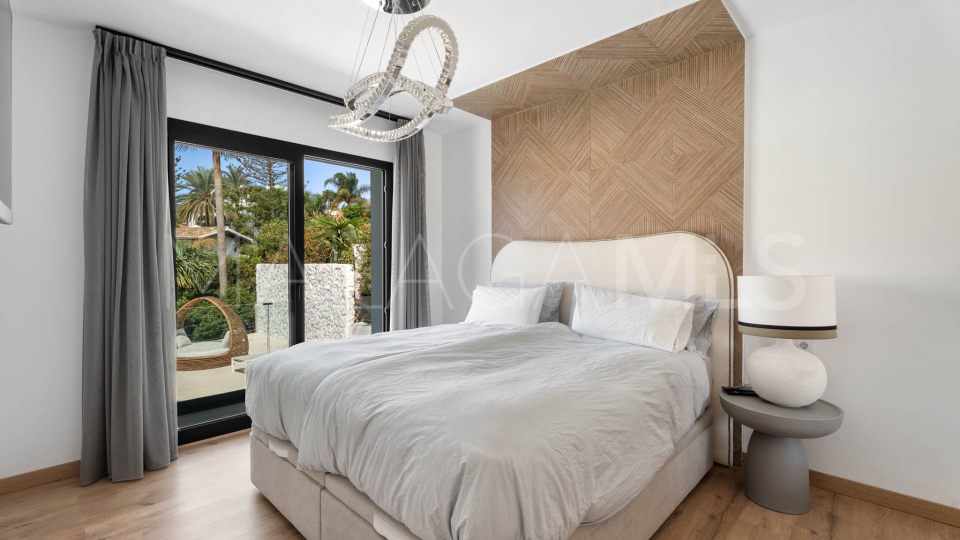 Villa for sale in Elviria