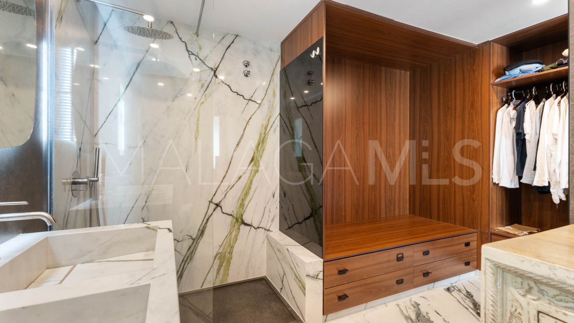 Villa for sale in Elviria