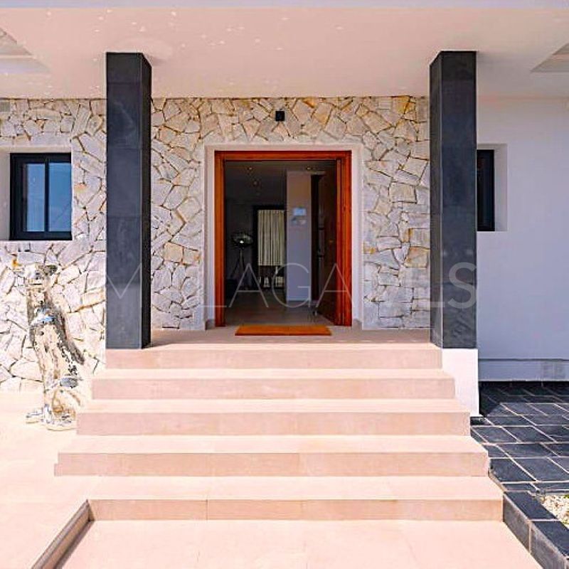 Villa for sale in Elviria