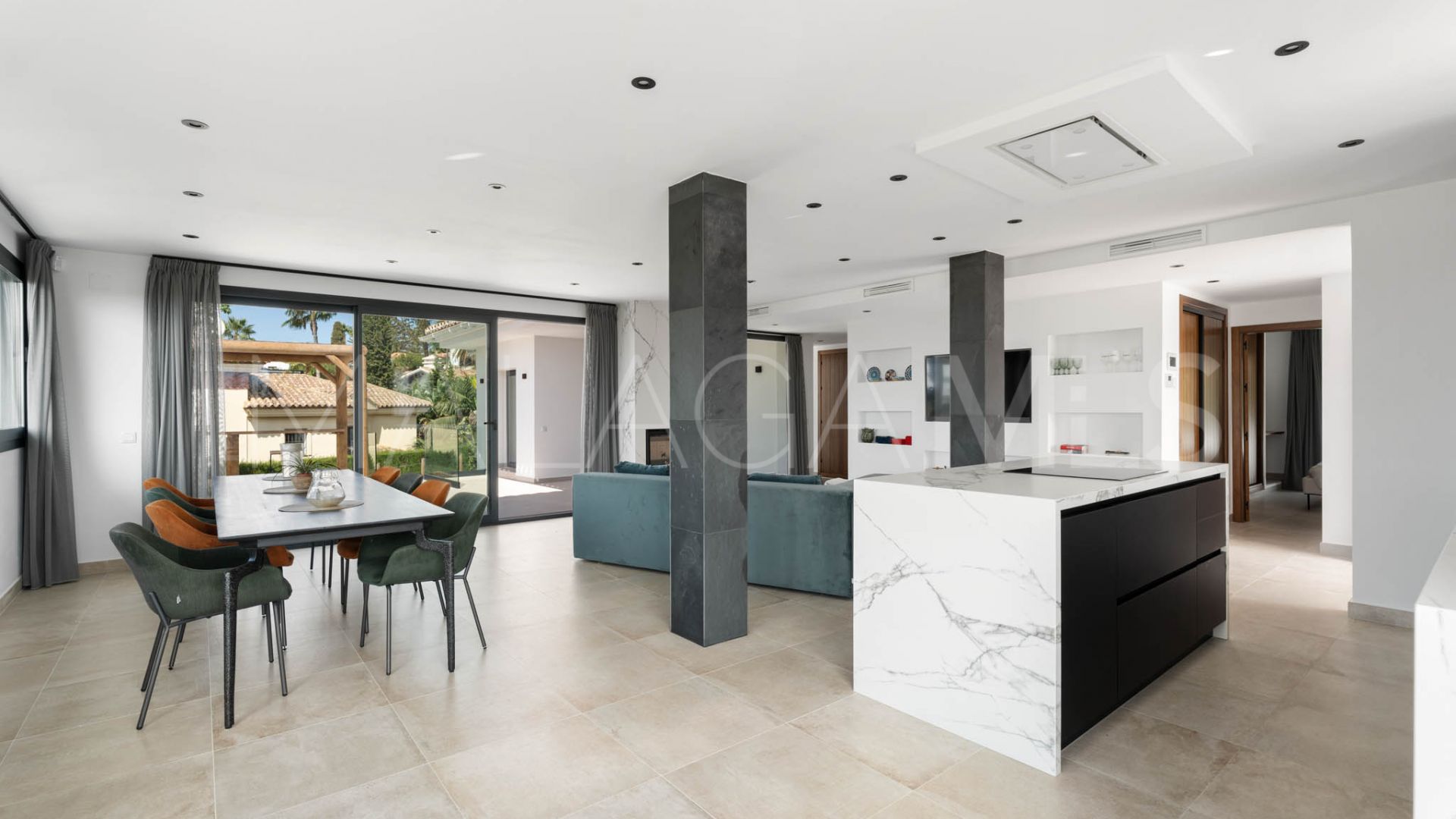 Villa for sale in Elviria