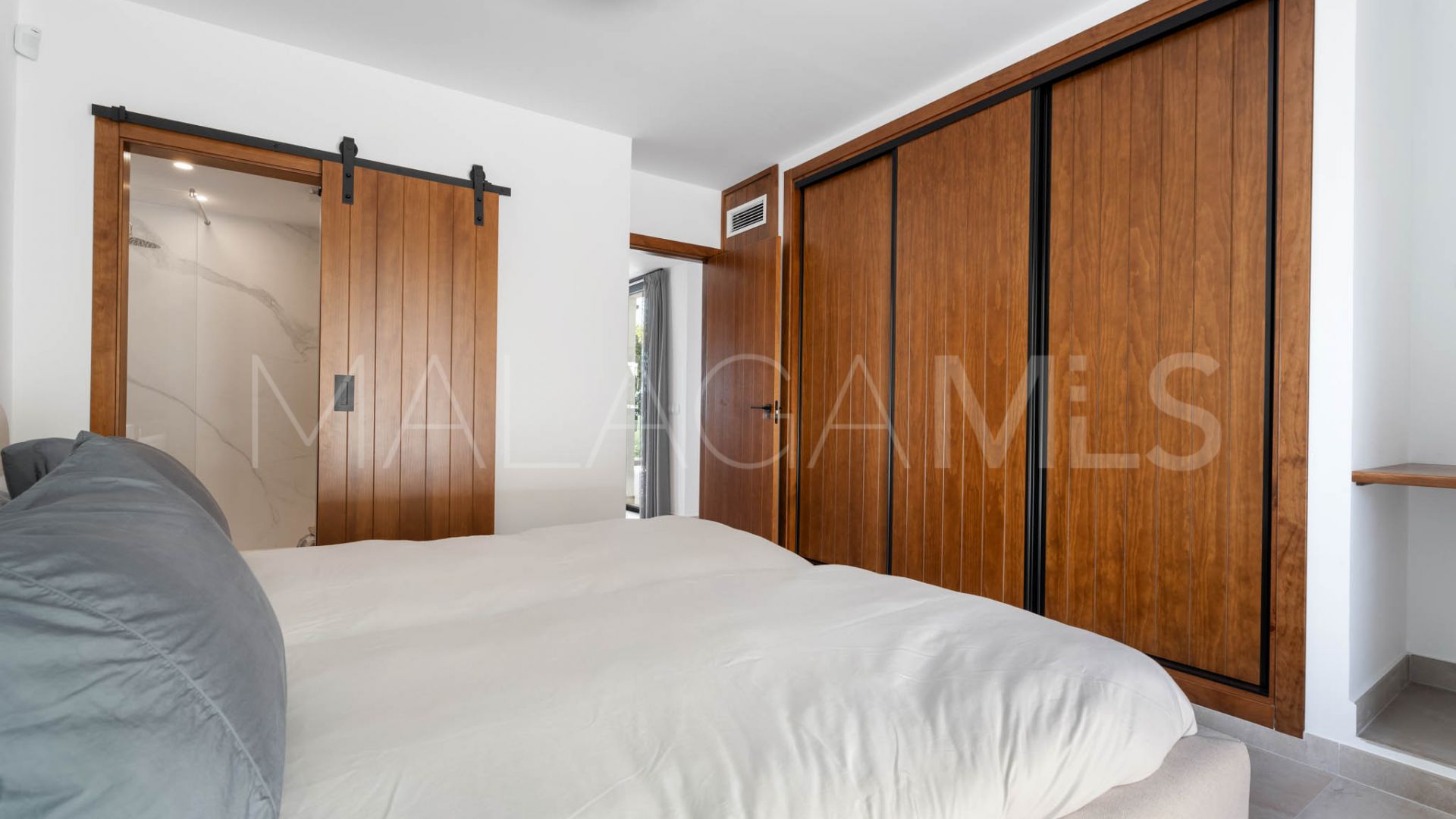 Villa for sale in Elviria