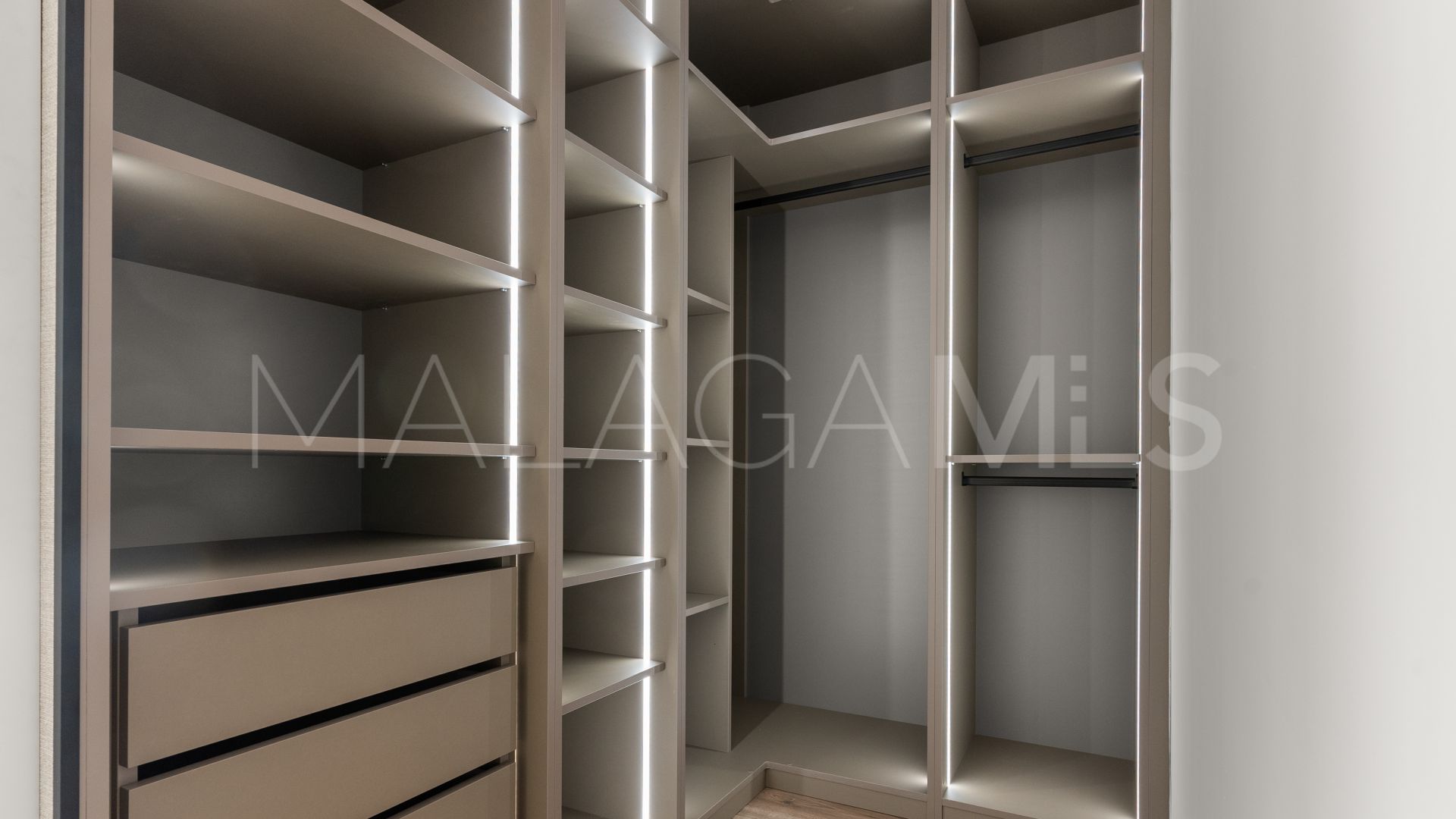 Villa for sale in New Golden Mile