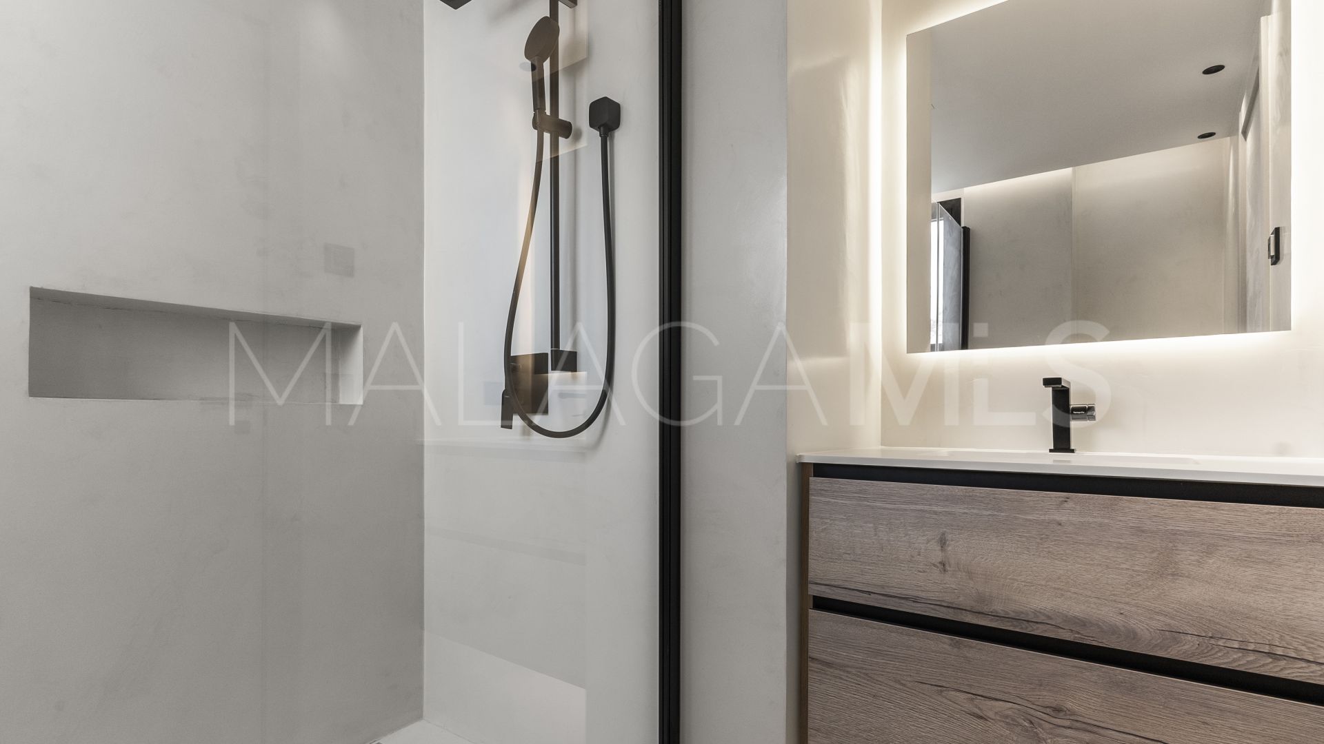 Villa for sale in New Golden Mile