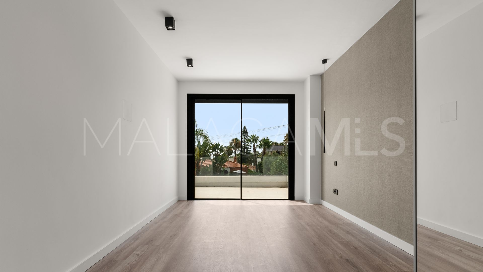 Villa for sale in New Golden Mile